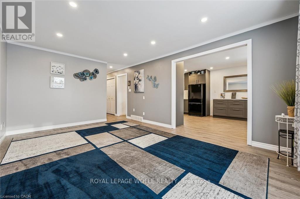 












263 THE COUNTRY WAY

,
Kitchener,




Ontario
N2E2V6

