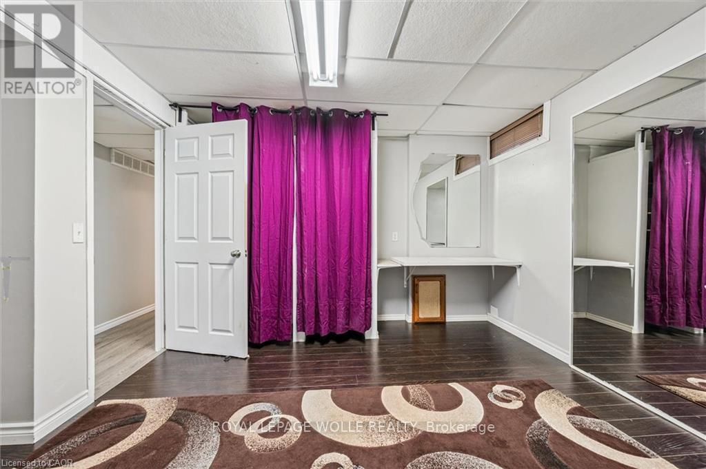 












263 THE COUNTRY WAY

,
Kitchener,




Ontario
N2E2V6

