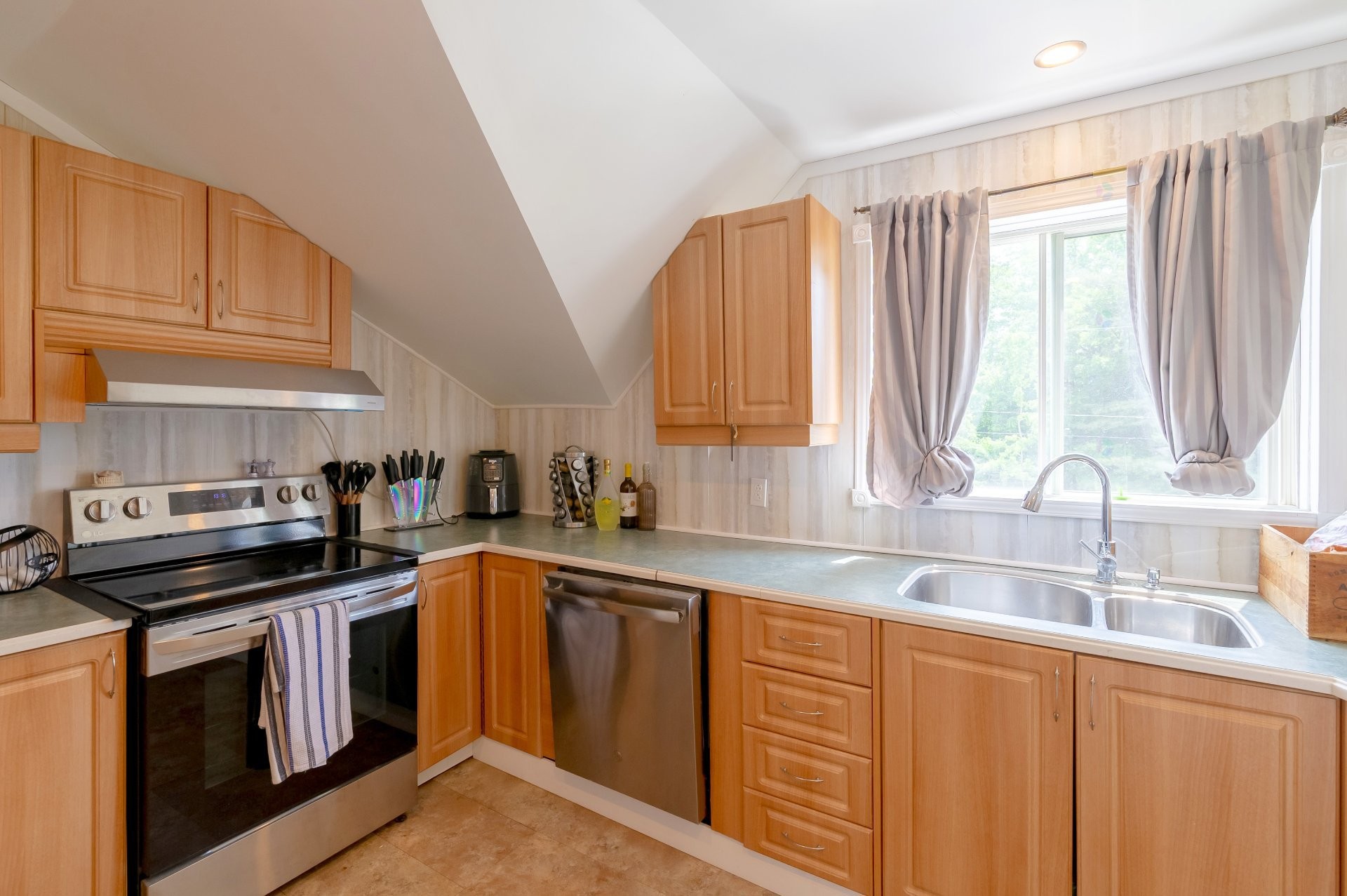 









202


25e Rue O.

,
Venise-en-Québec,




QC
J0J2K0

