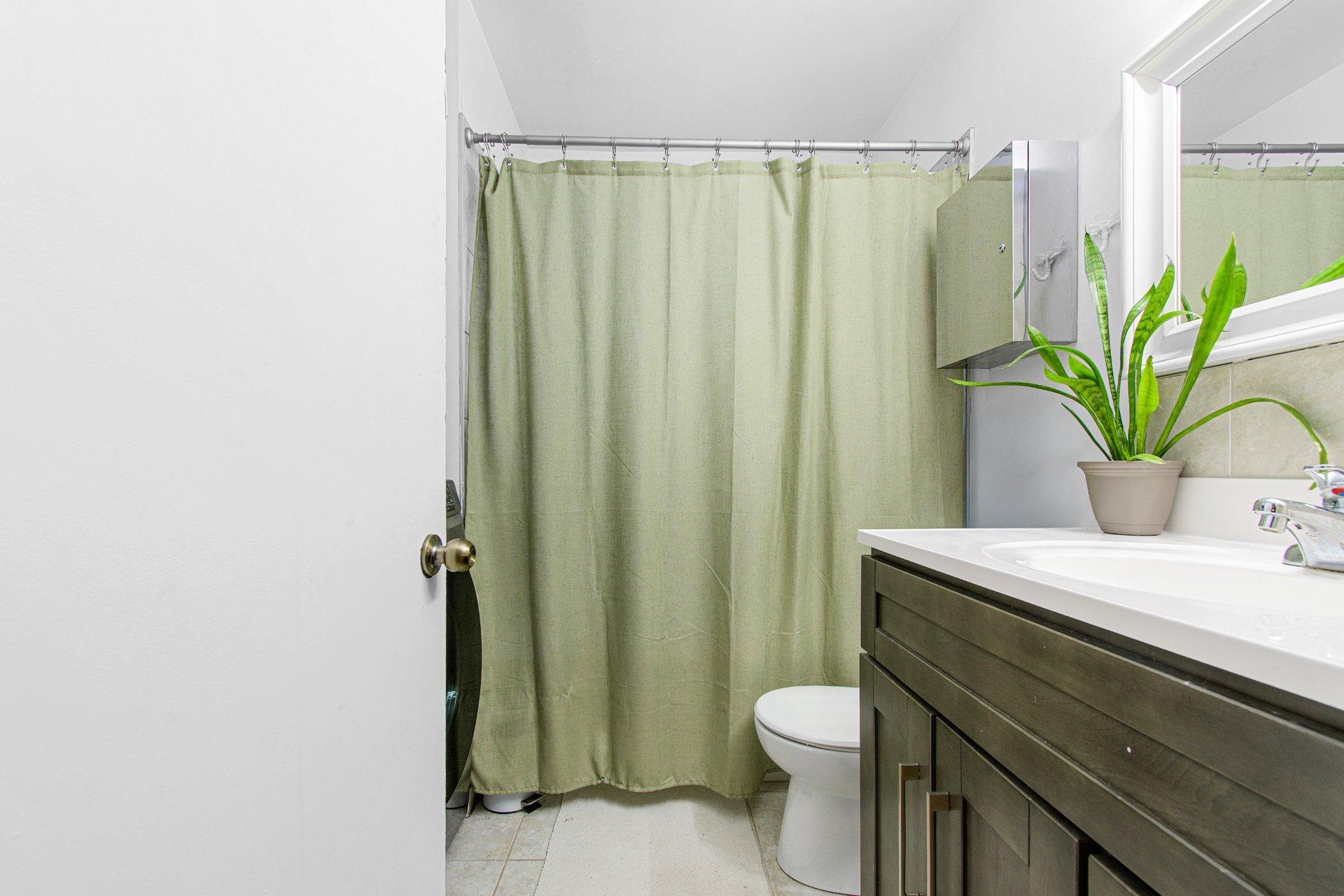 









115


Rue Kenny

,
Lachute,




QC
J8H4A4

