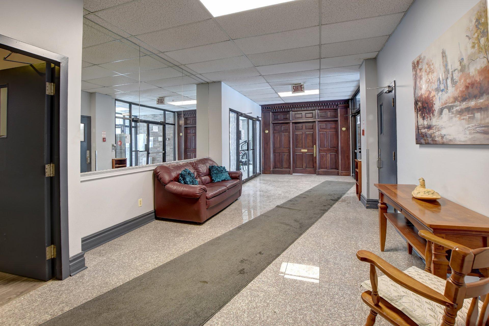 









305


Rue Laviolette

, 104,
Saint-Jérôme,




QC
J7Y4H7

