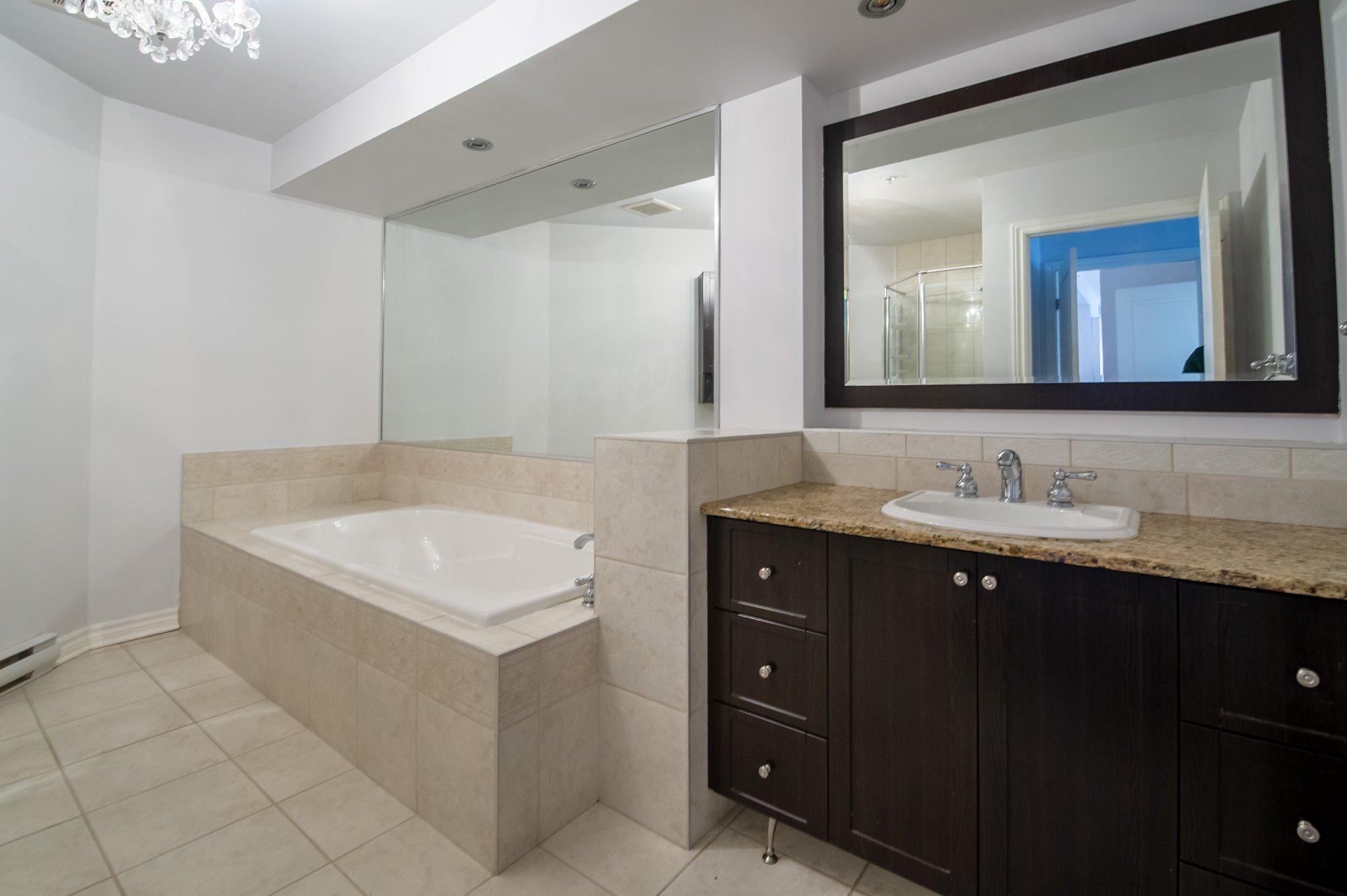 









5200


Av. Colomb

, 302,
Brossard,




QC
J4Z3T3

