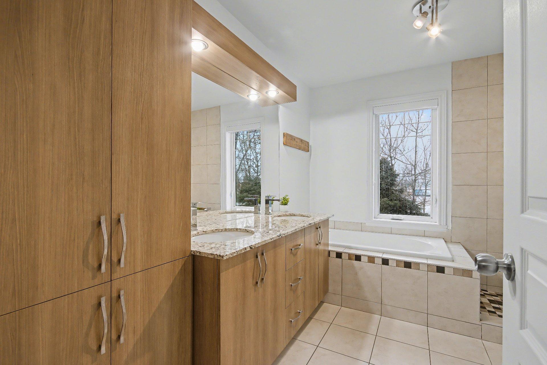 









190


Rue du Sanctuaire

, 5,
Sainte-Julie,




QC
J3E0B3

