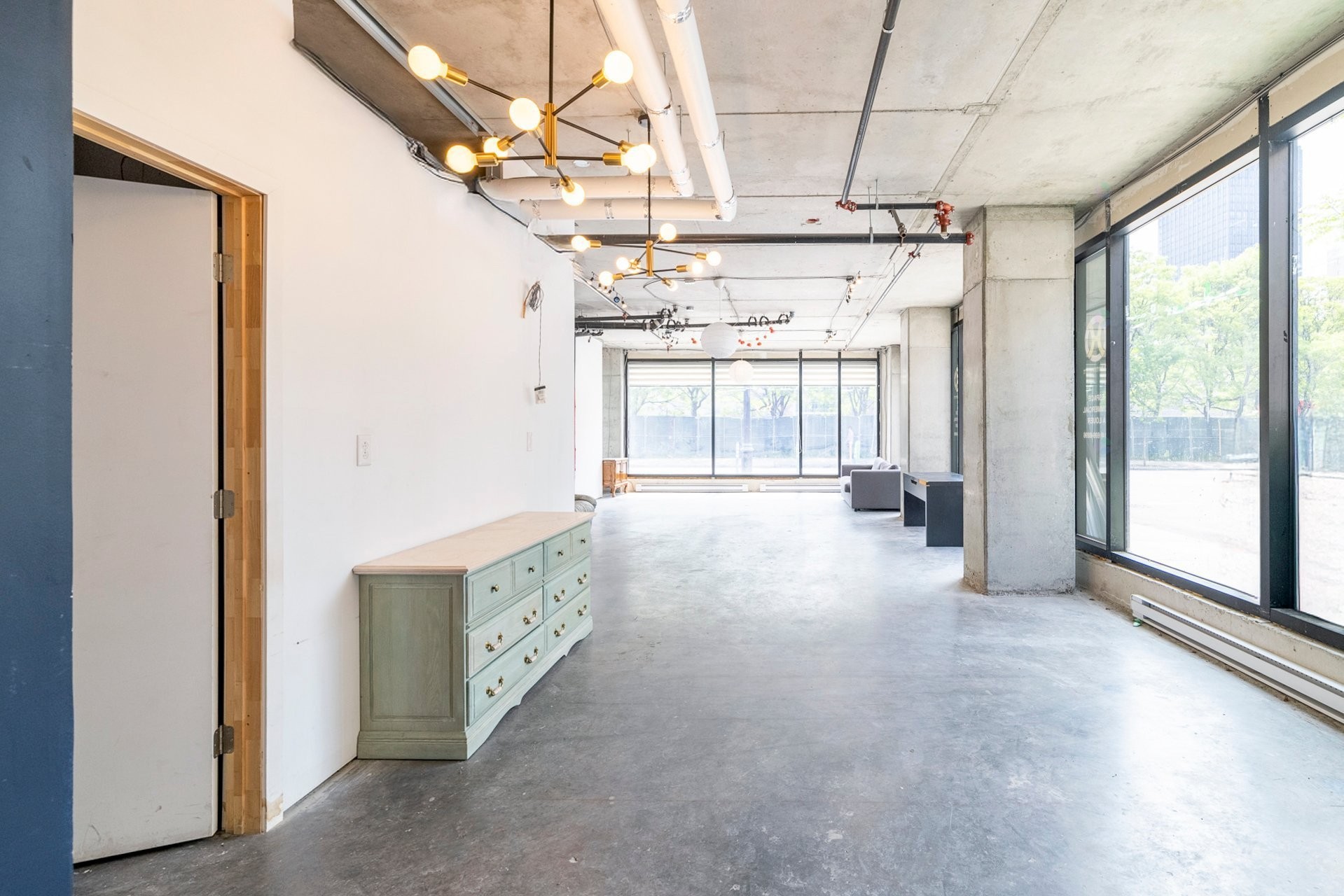 









975


Rue Clark

,
Montréal (Ville-Marie),




QC
H2Z1K1

