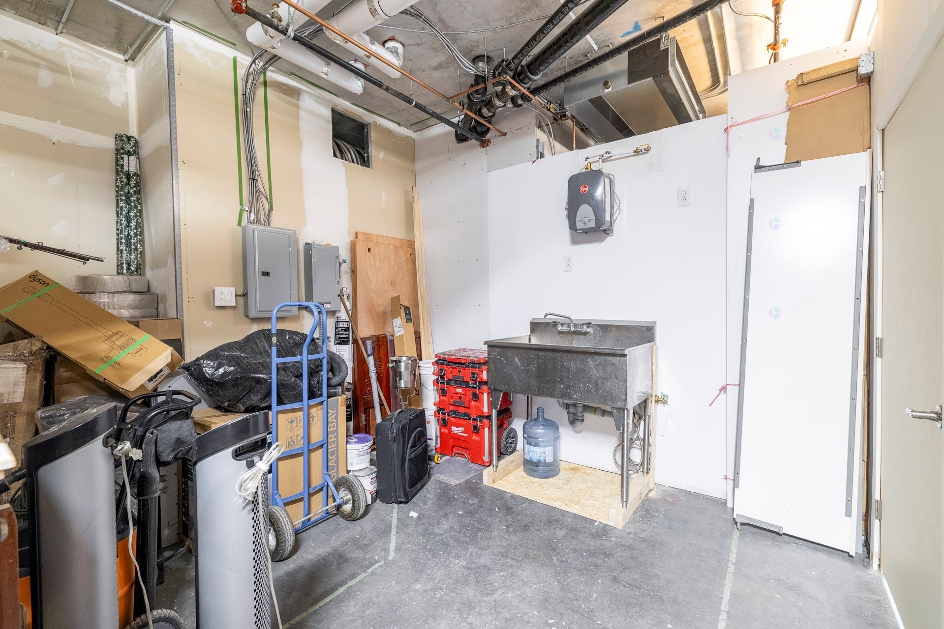 









975


Rue Clark

,
Montréal (Ville-Marie),




QC
H2Z1K1

