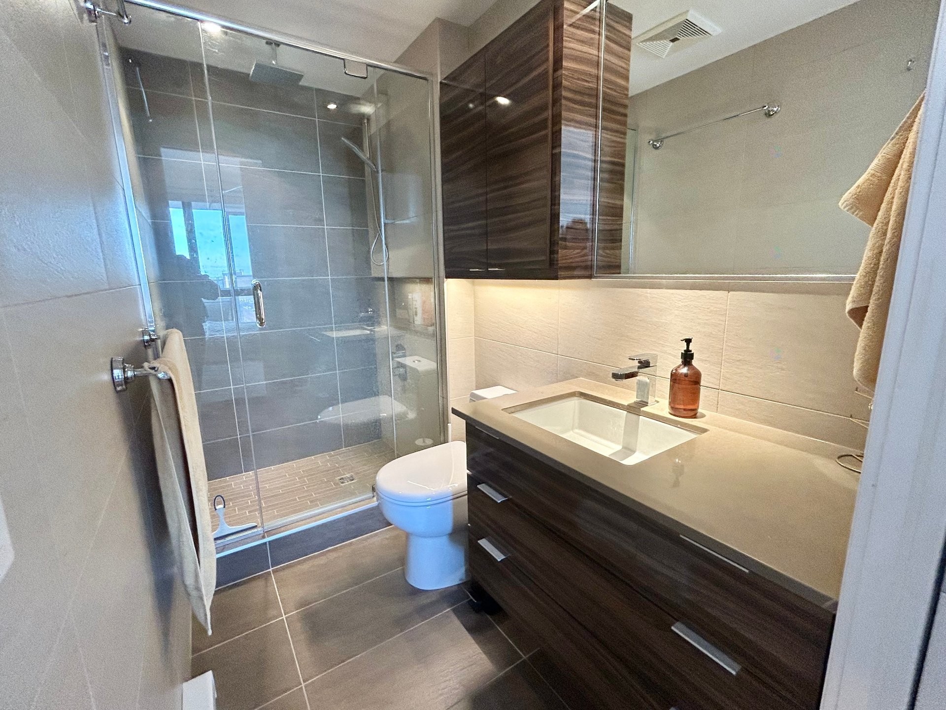 









738


Rue St-Paul O.

, 1505,
Montréal (Ville-Marie),




QC
H3C0N5

