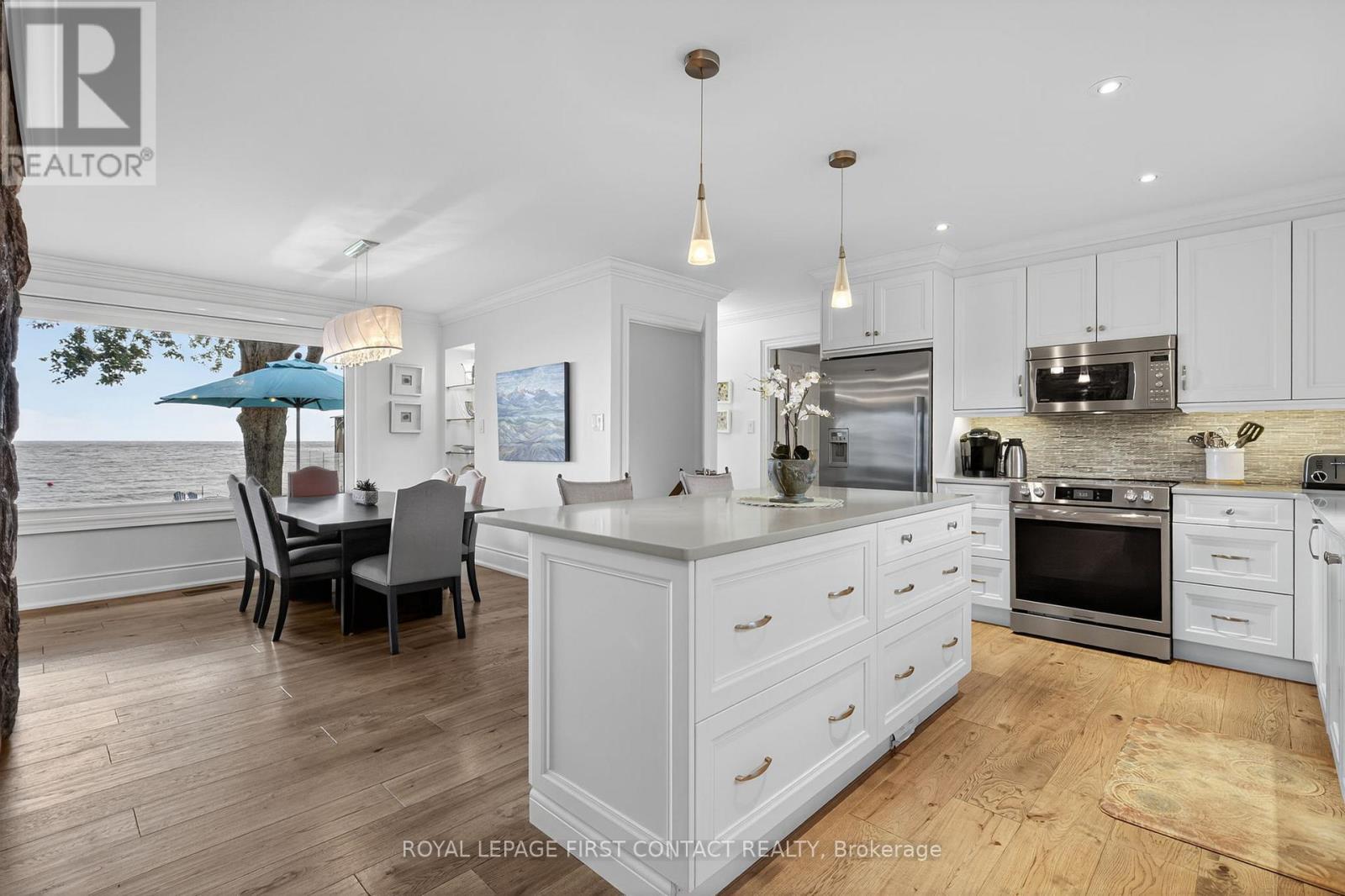 












73 PARKSIDE DRIVE

,
Oro-Medonte,




Ontario
L0L1T0

