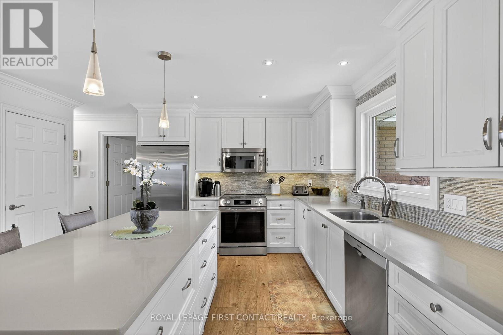 












73 PARKSIDE DRIVE

,
Oro-Medonte,




Ontario
L0L1T0

