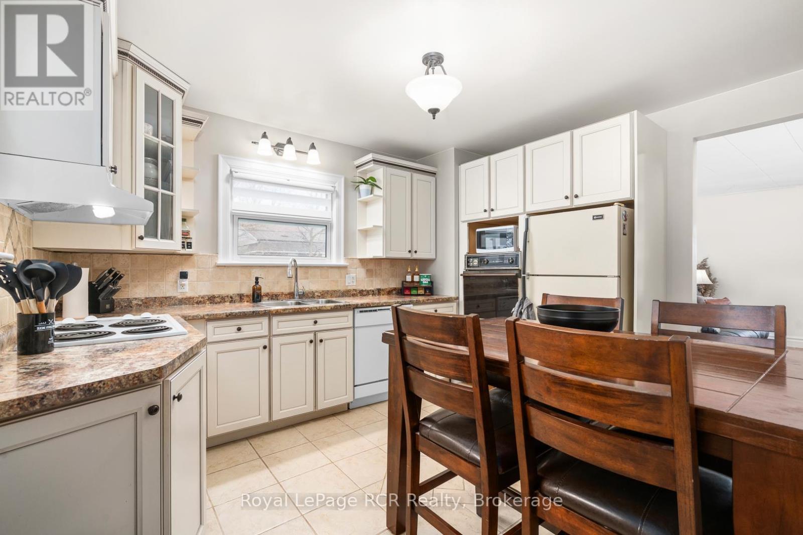 












226 BIRMINGHAM STREET W

,
Wellington North (Mount Forest),




Ontario
N0G2L1

