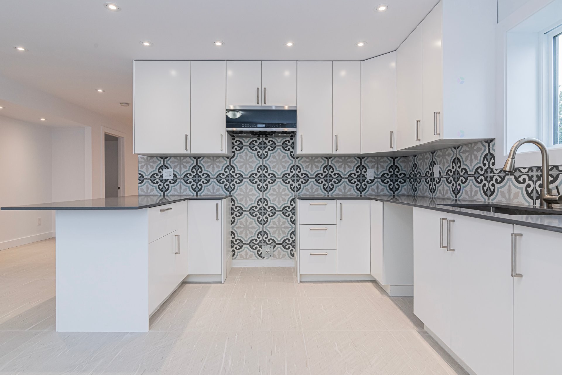 









932


Mtée Champagne

,
Laval (Sainte-Dorothée),




QC
H7X3V4

