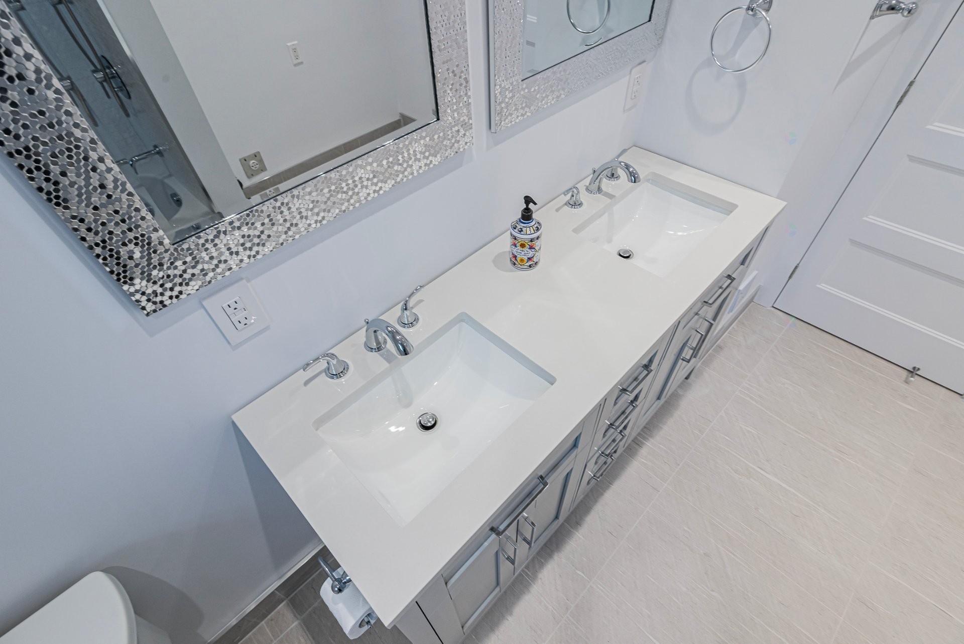 









932


Mtée Champagne

,
Laval (Sainte-Dorothée),




QC
H7X3V4

