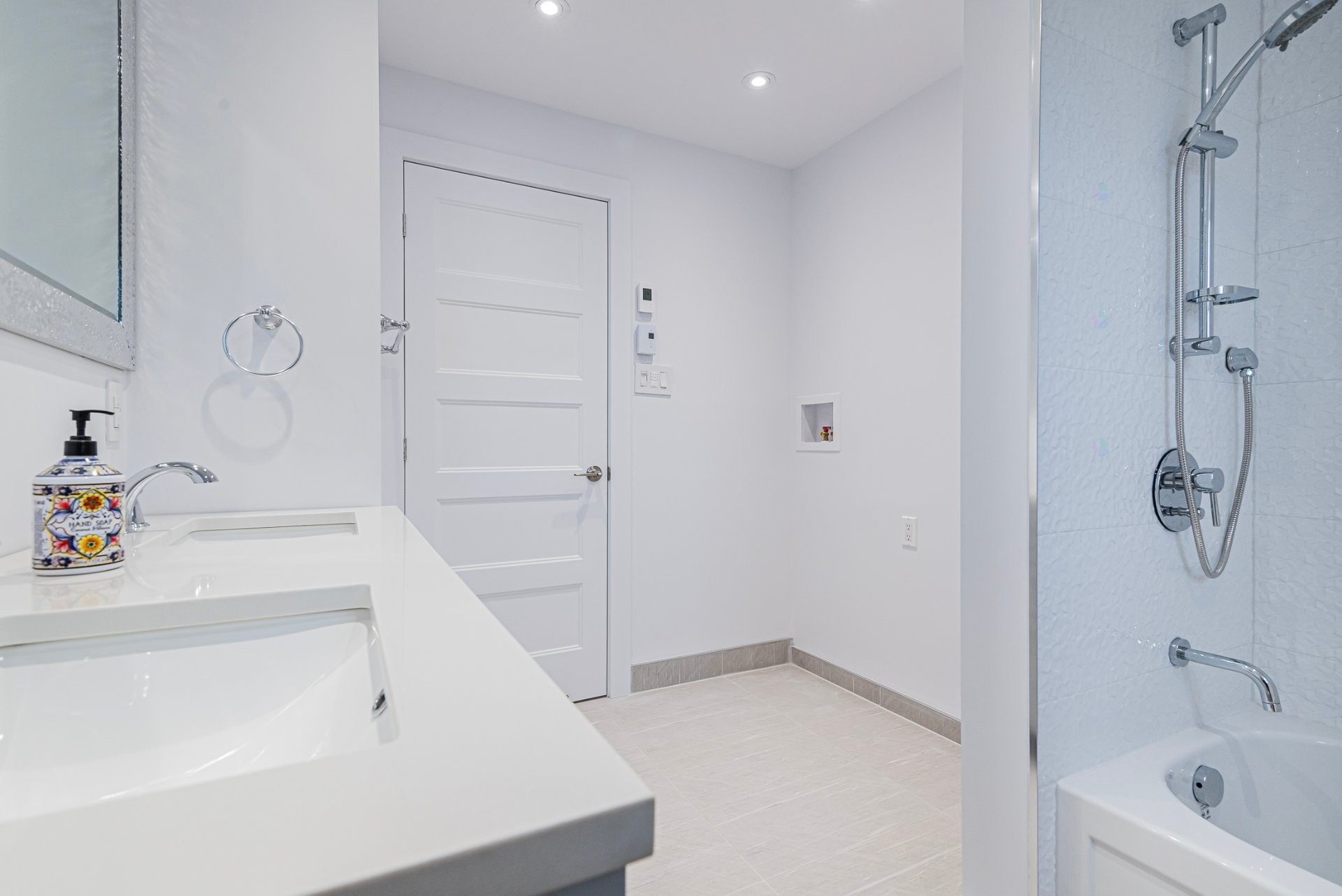 









932


Mtée Champagne

,
Laval (Sainte-Dorothée),




QC
H7X3V4

