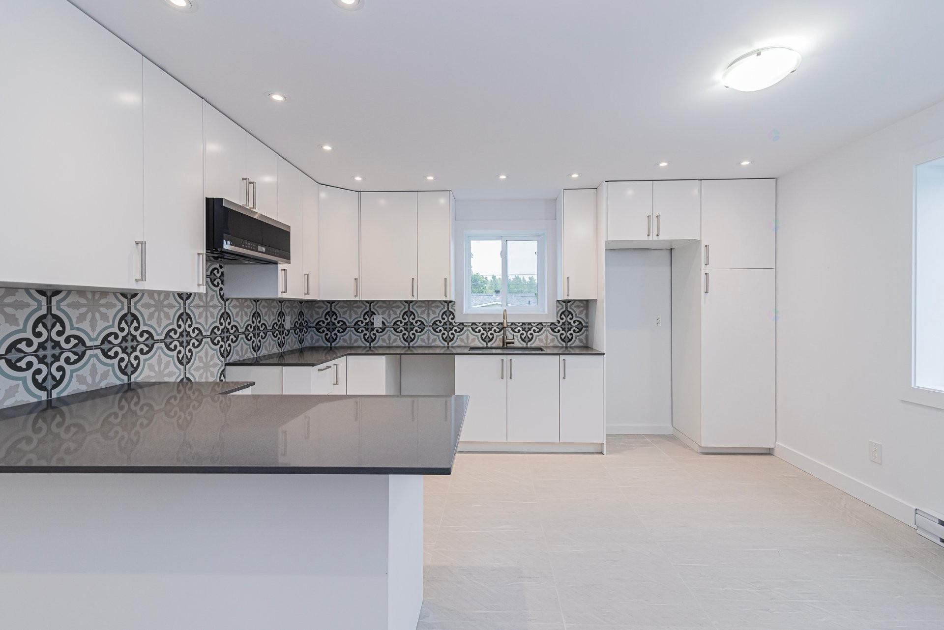 









932


Mtée Champagne

,
Laval (Sainte-Dorothée),




QC
H7X3V4

