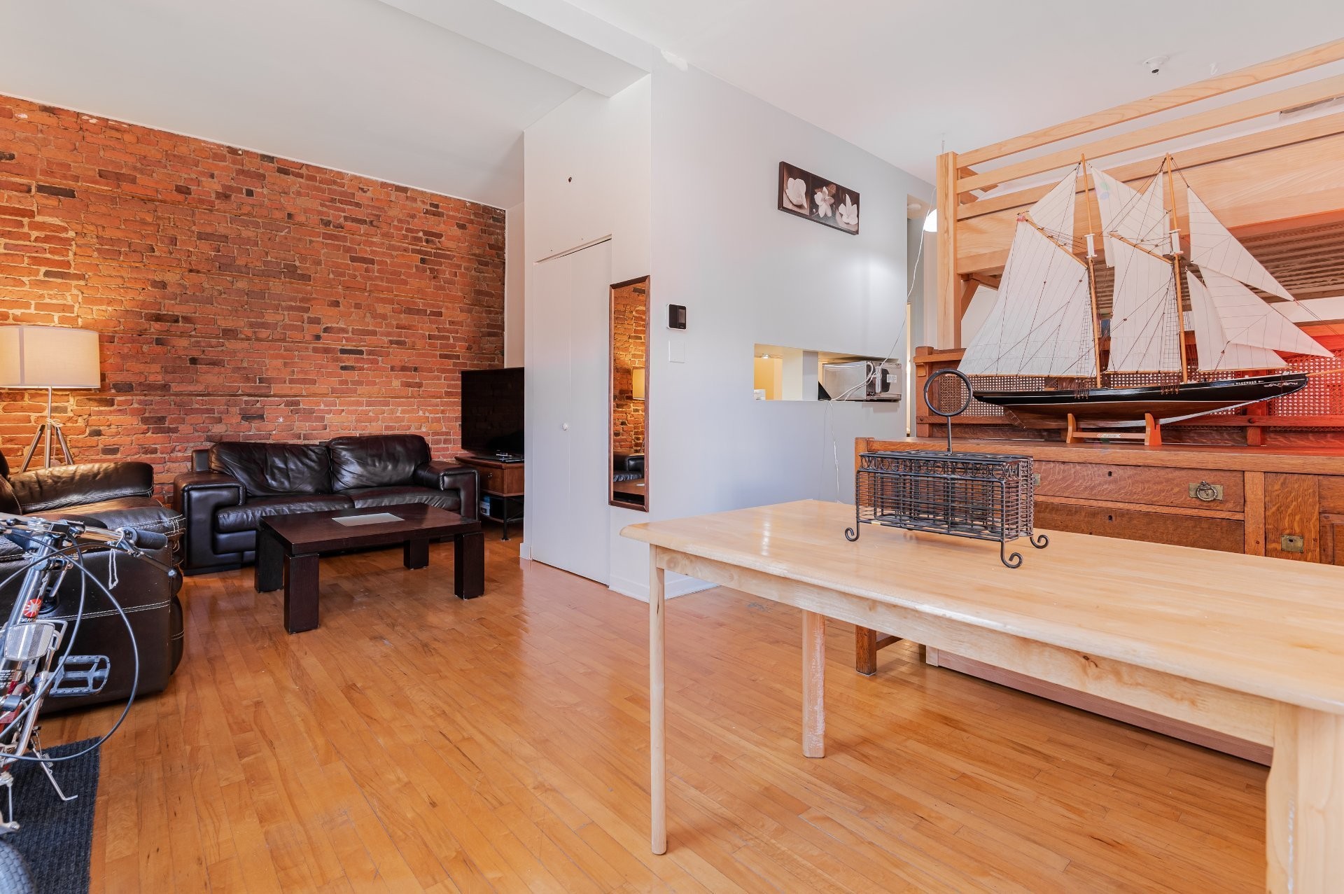 









1238


Rue Alexandre-DeSève

,
Montréal (Ville-Marie),




QC
H2L2T9

