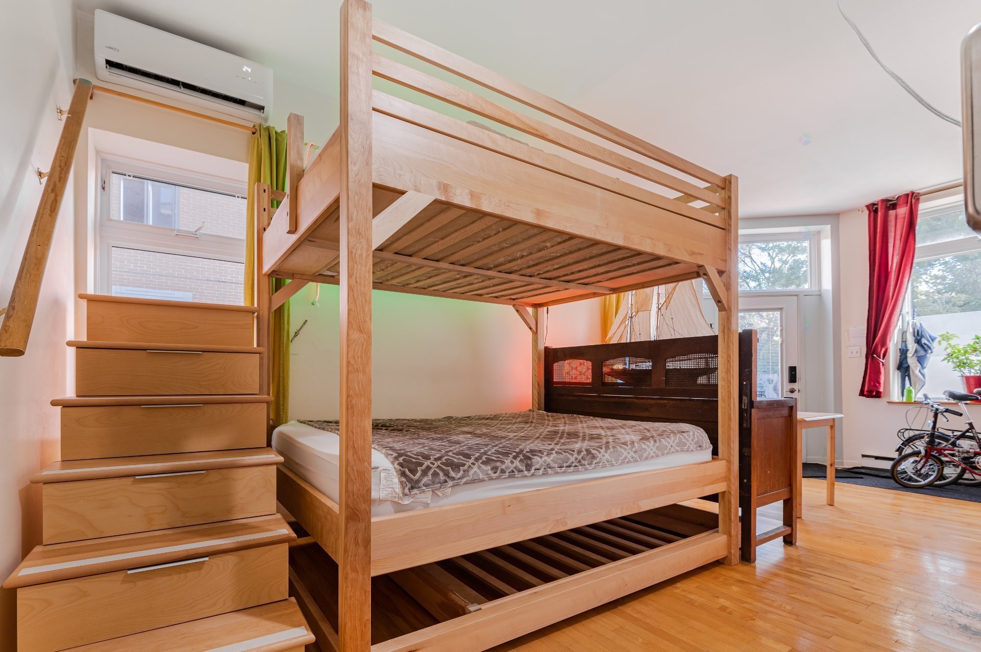 









1238


Rue Alexandre-DeSève

,
Montréal (Ville-Marie),




QC
H2L2T9

