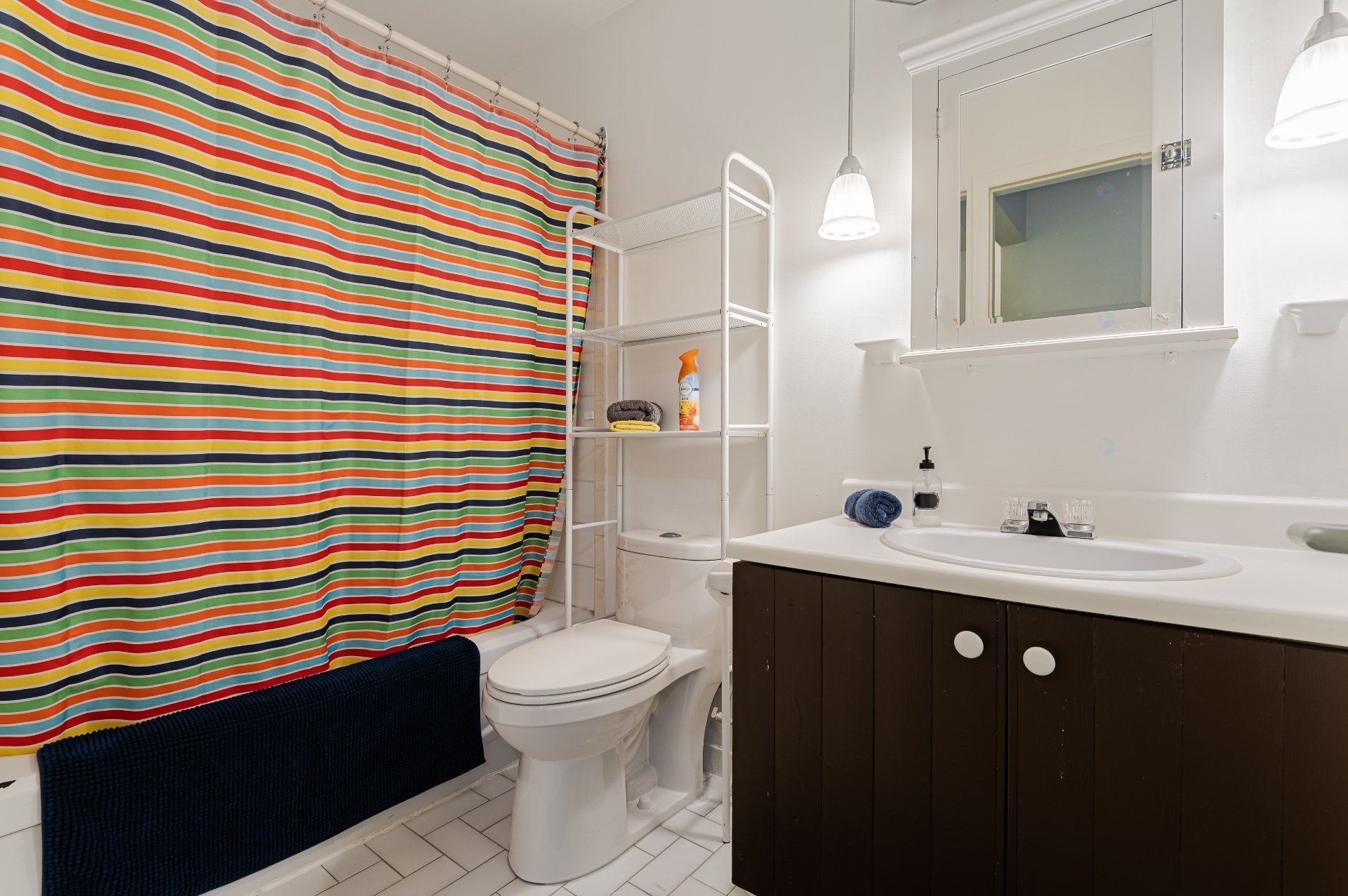 









1238


Rue Alexandre-DeSève

,
Montréal (Ville-Marie),




QC
H2L2T9

