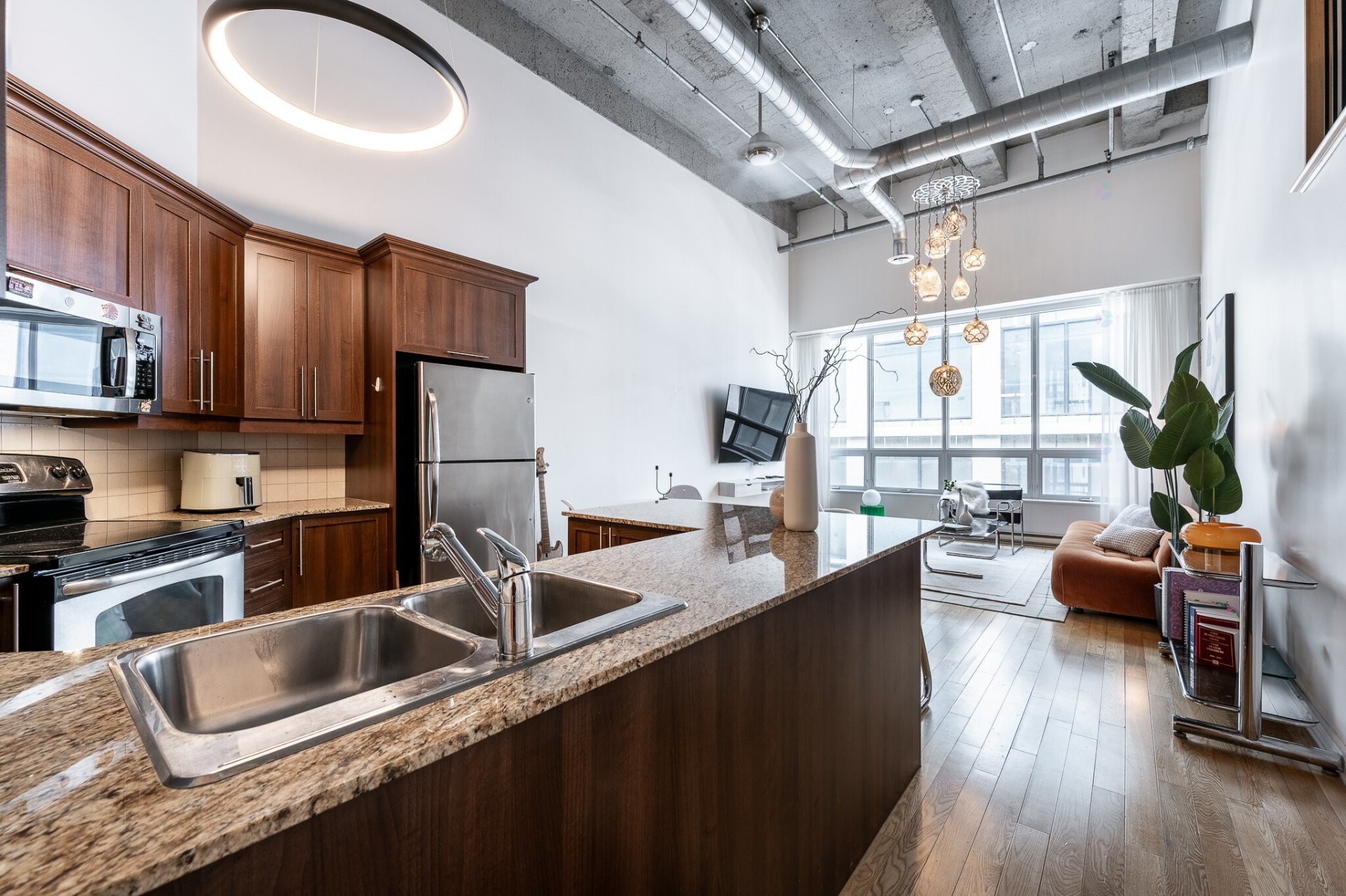 









1200


Rue St-Alexandre

, 704,
Montréal (Ville-Marie),




QC
H3B3H5

