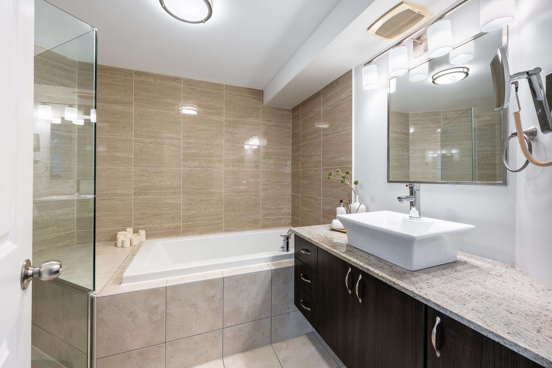 









1200


Rue St-Alexandre

, 704,
Montréal (Ville-Marie),




QC
H3B3H5

