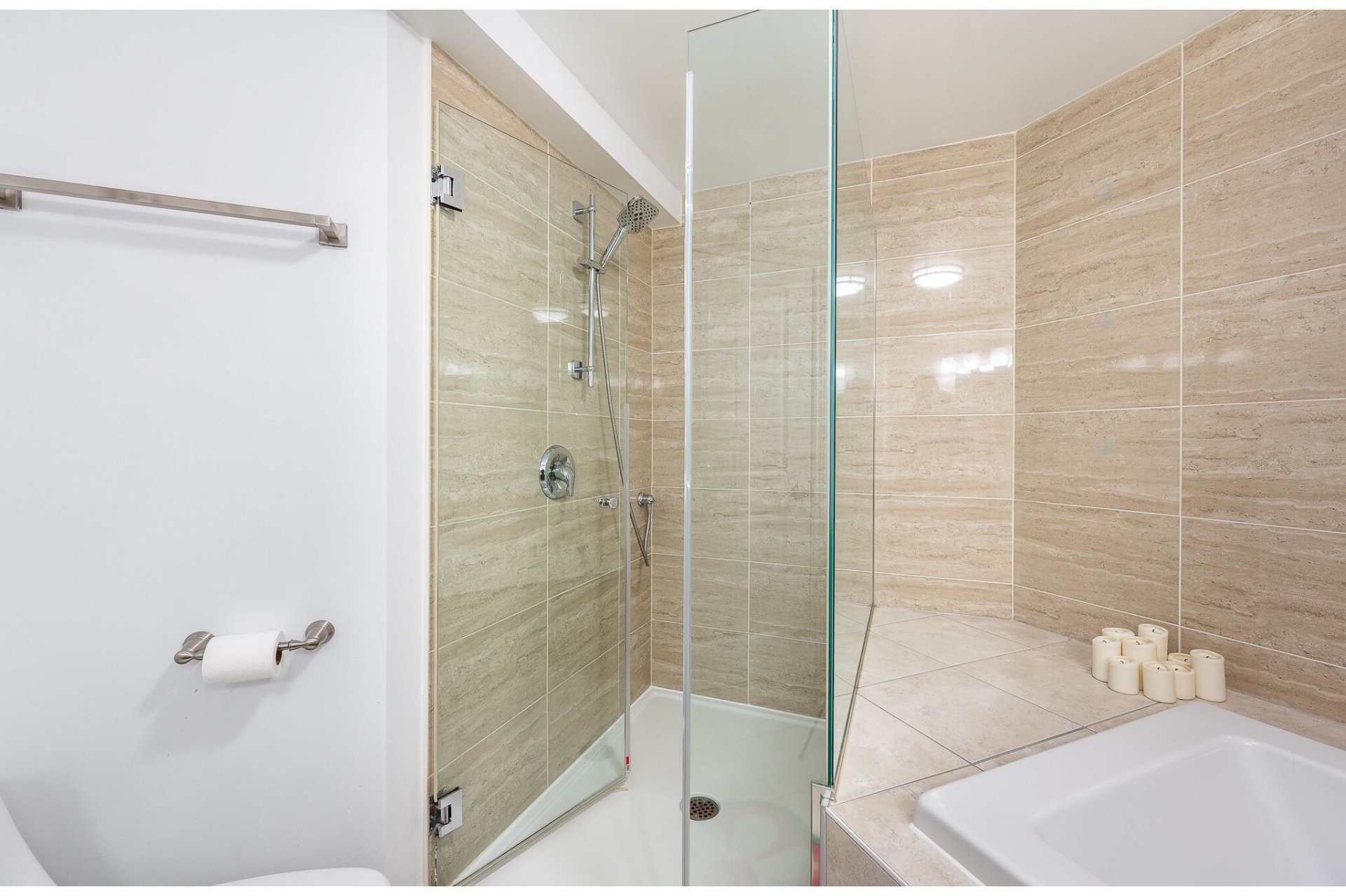 









1200


Rue St-Alexandre

, 704,
Montréal (Ville-Marie),




QC
H3B3H5

