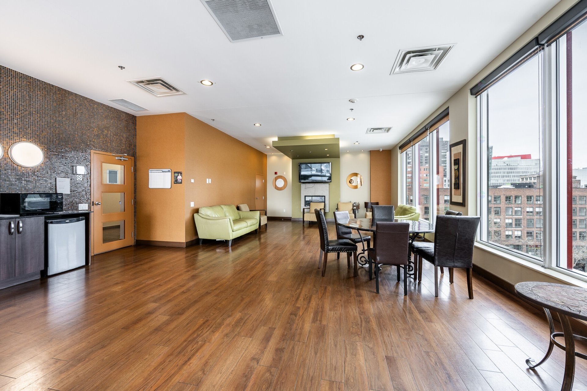 









1200


Rue St-Alexandre

, 704,
Montréal (Ville-Marie),




QC
H3B3H5

