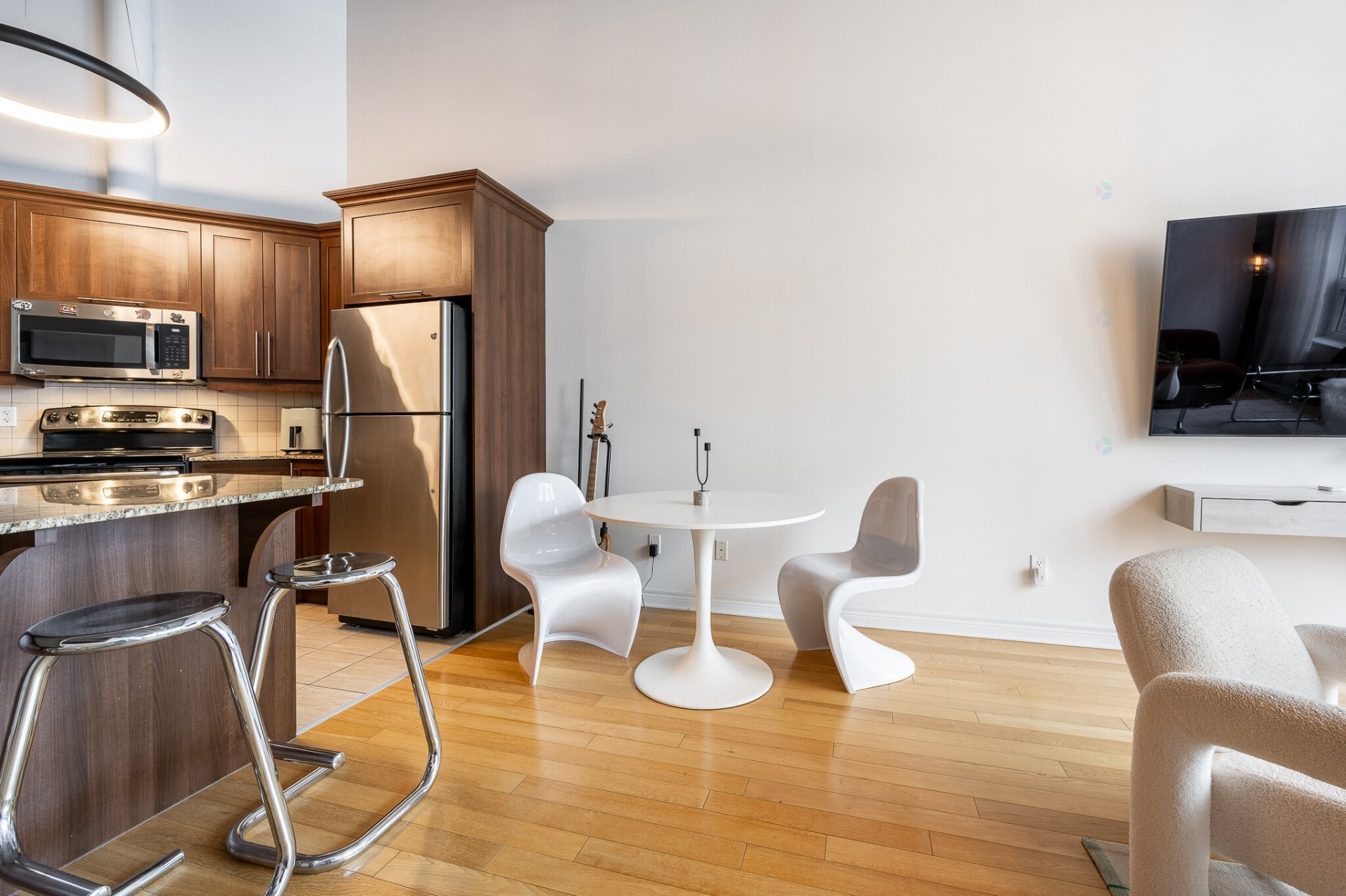 









1200


Rue St-Alexandre

, 704,
Montréal (Ville-Marie),




QC
H3B3H5

