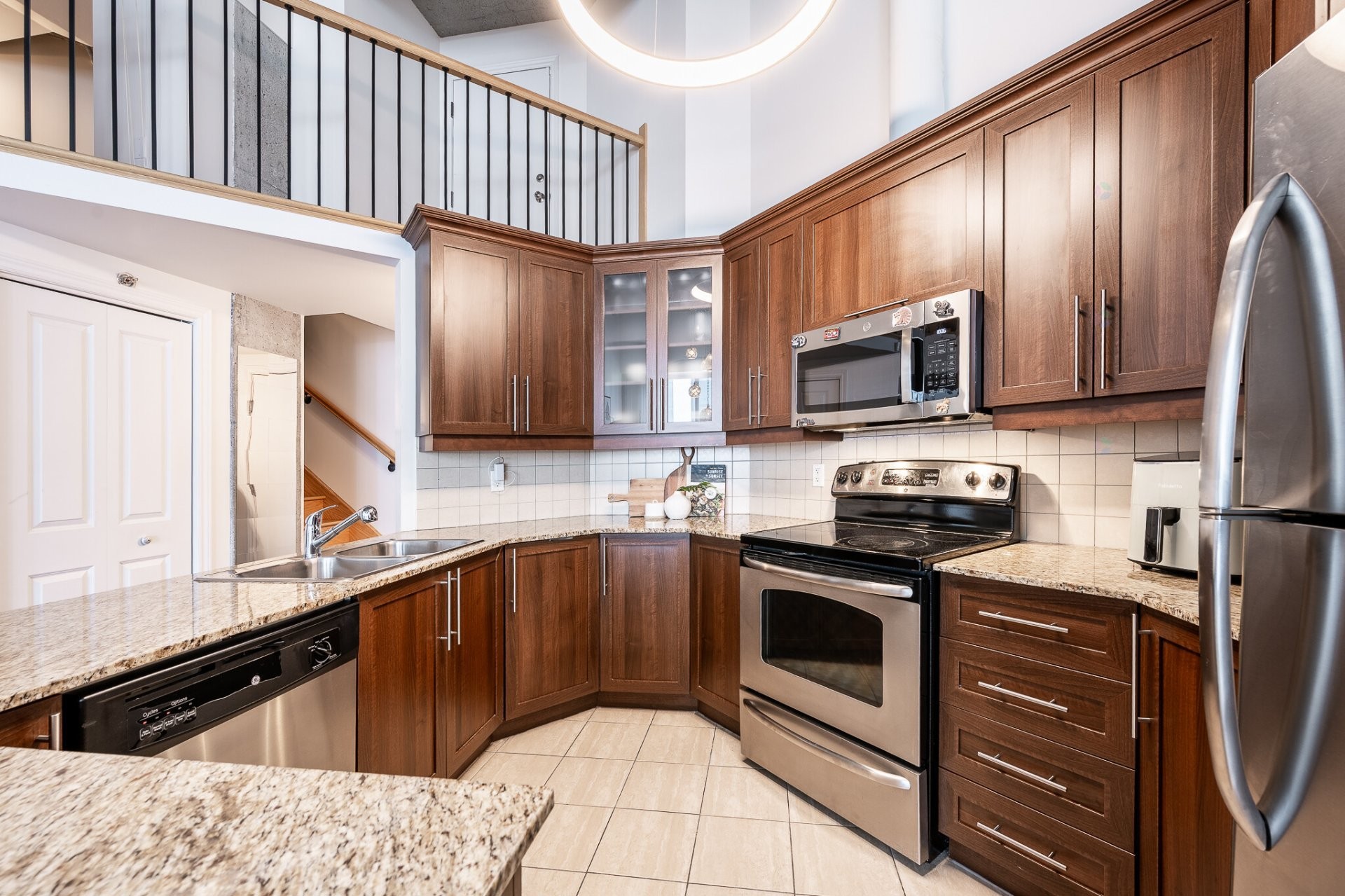 









1200


Rue St-Alexandre

, 704,
Montréal (Ville-Marie),




QC
H3B3H5

