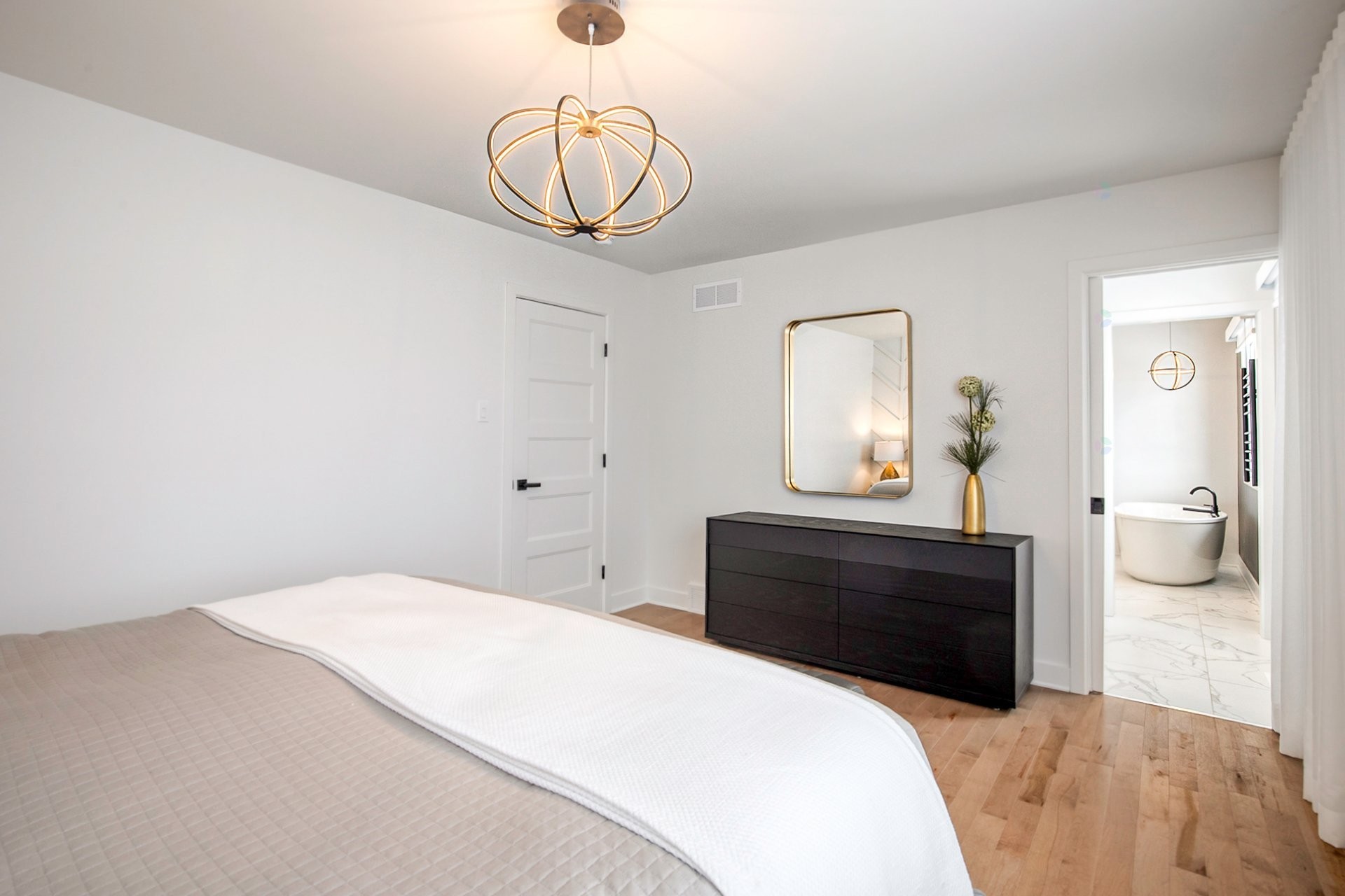 









1984


Rue La Corne

,
Saint-Bruno-de-Montarville,




QC
J3V4Z9

