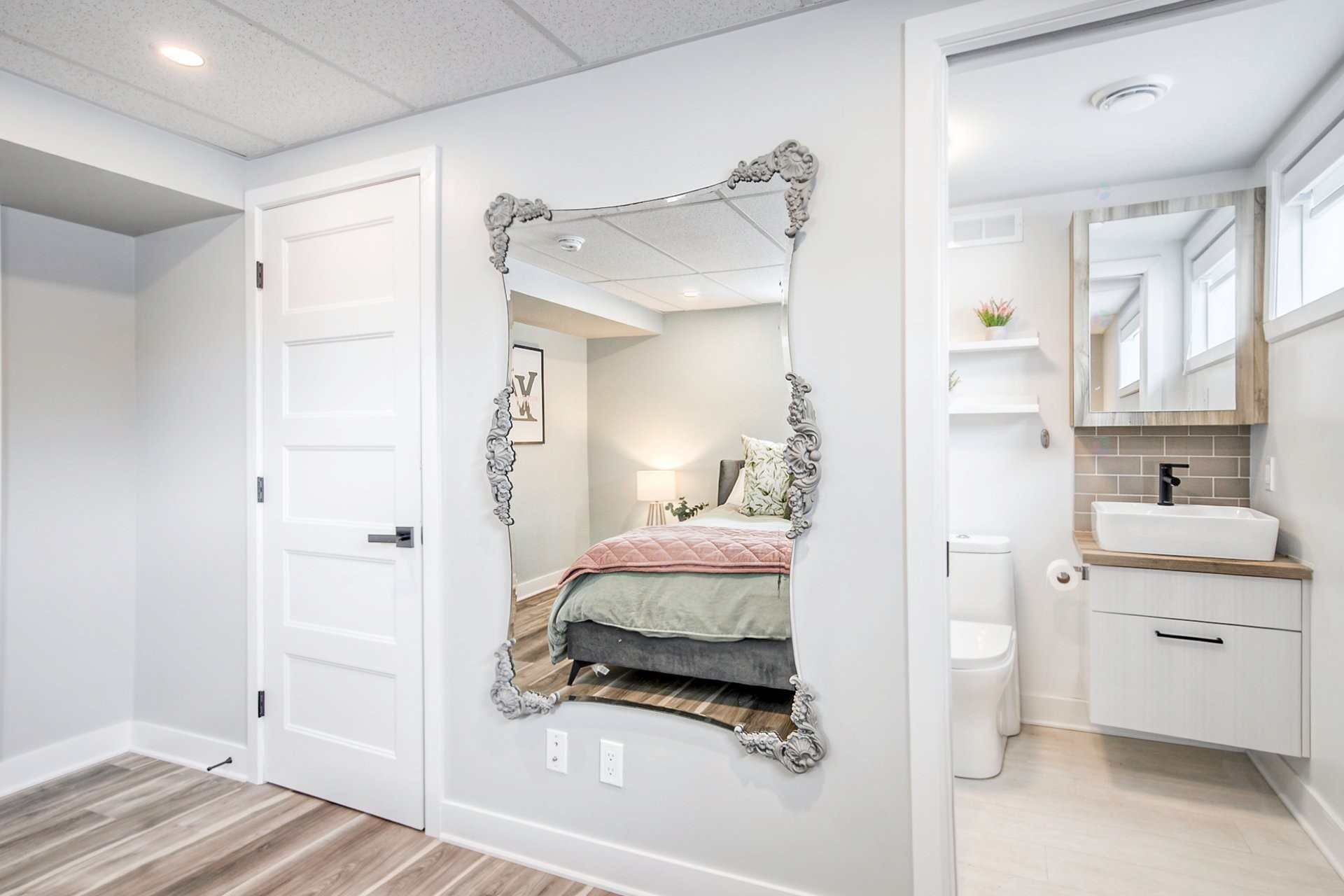 









1984


Rue La Corne

,
Saint-Bruno-de-Montarville,




QC
J3V4Z9

