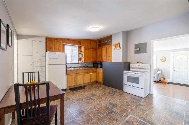 









6


King

ST,
Stony Mountain,




MB
R0C 3A0

