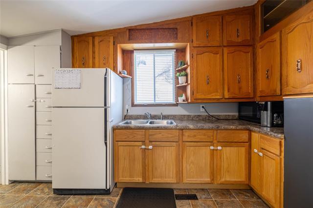 









6


King

ST,
Stony Mountain,




MB
R0C 3A0

