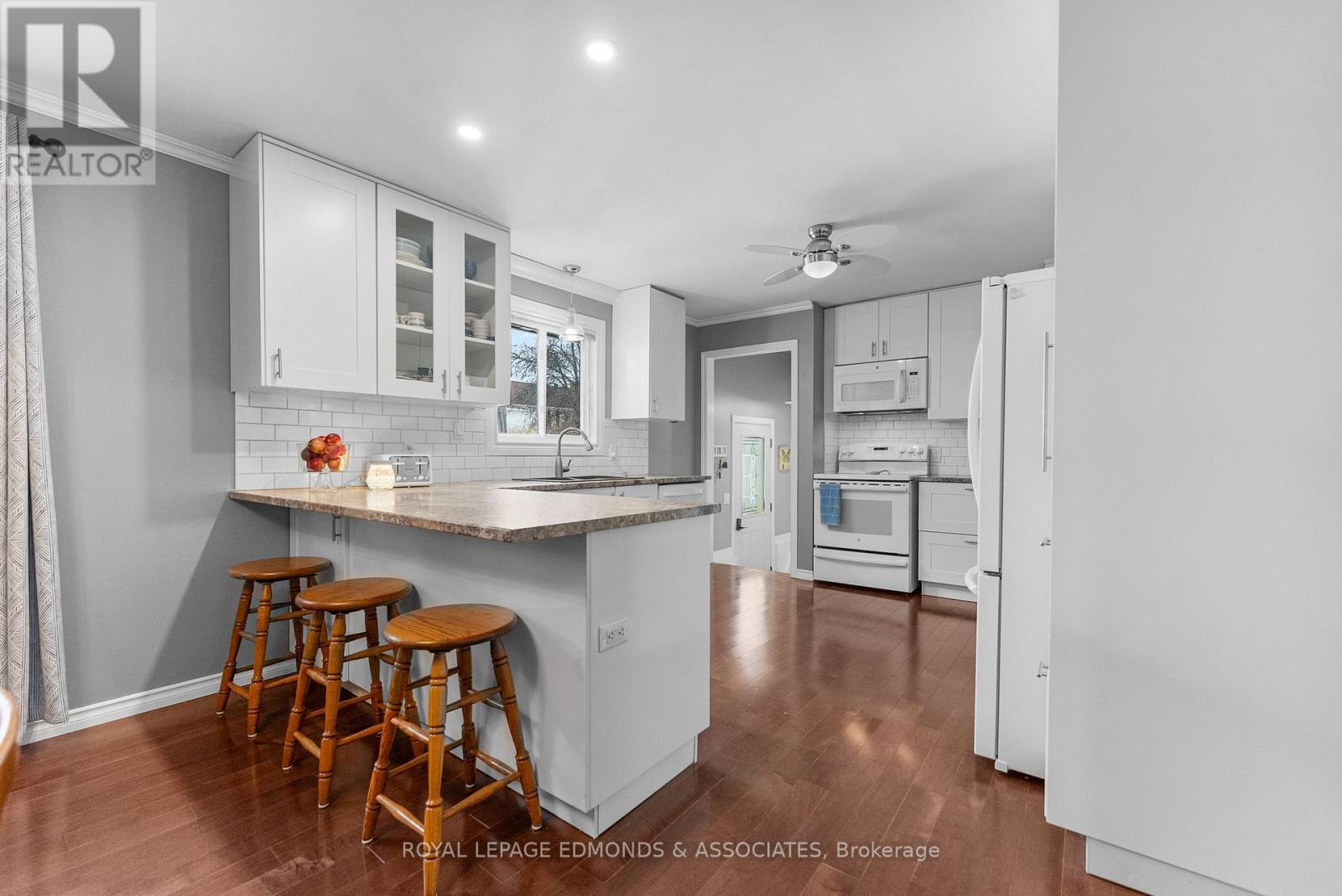 












94 OAK STREET W

,
Laurentian Valley,




Ontario
K8A7R3

