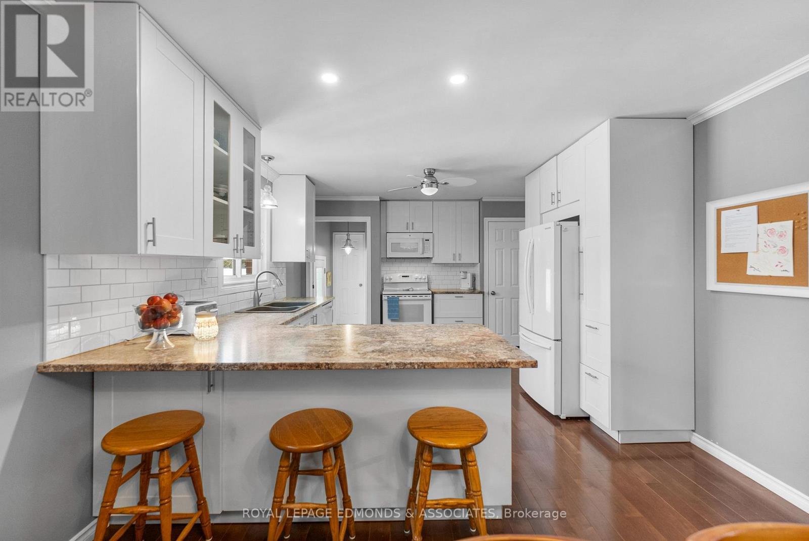 












94 OAK STREET W

,
Laurentian Valley,




Ontario
K8A7R3

