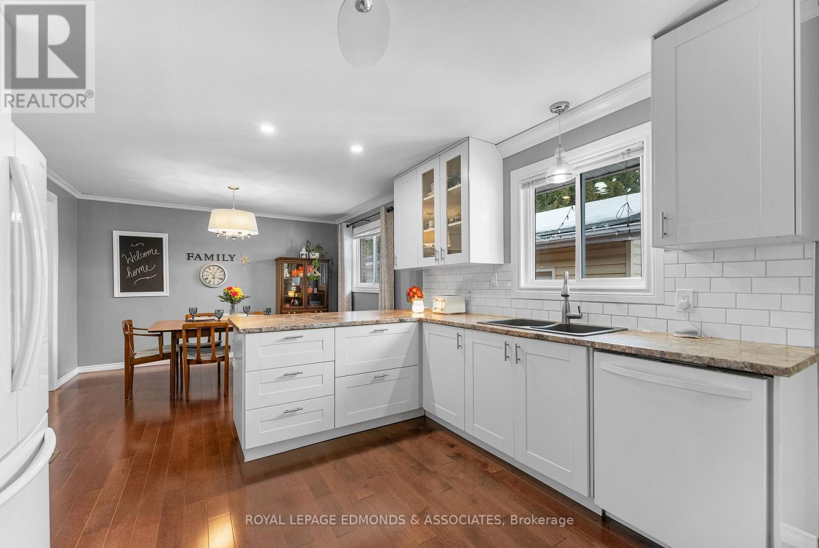 












94 OAK STREET W

,
Laurentian Valley,




Ontario
K8A7R3

