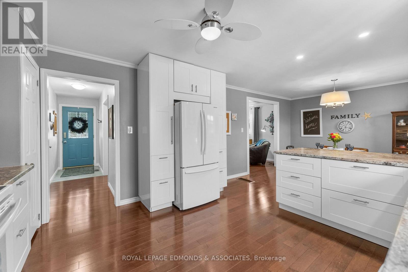 












94 OAK STREET W

,
Laurentian Valley,




Ontario
K8A7R3

