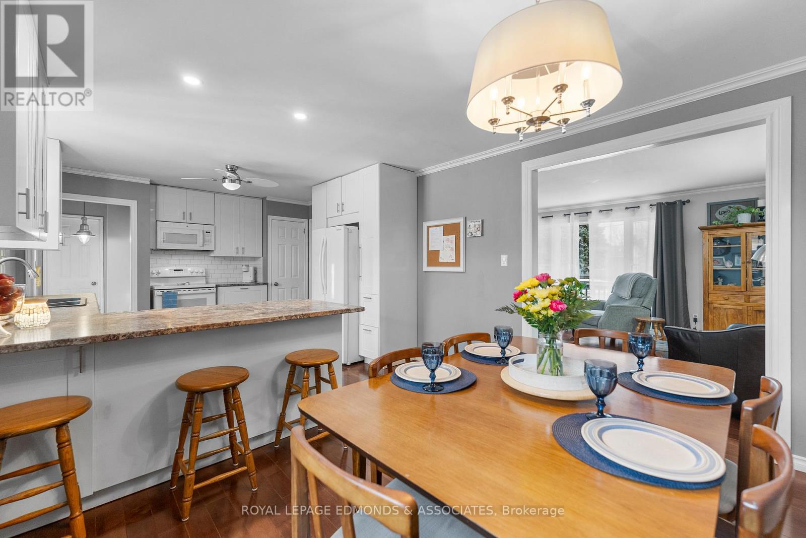 












94 OAK STREET W

,
Laurentian Valley,




Ontario
K8A7R3

