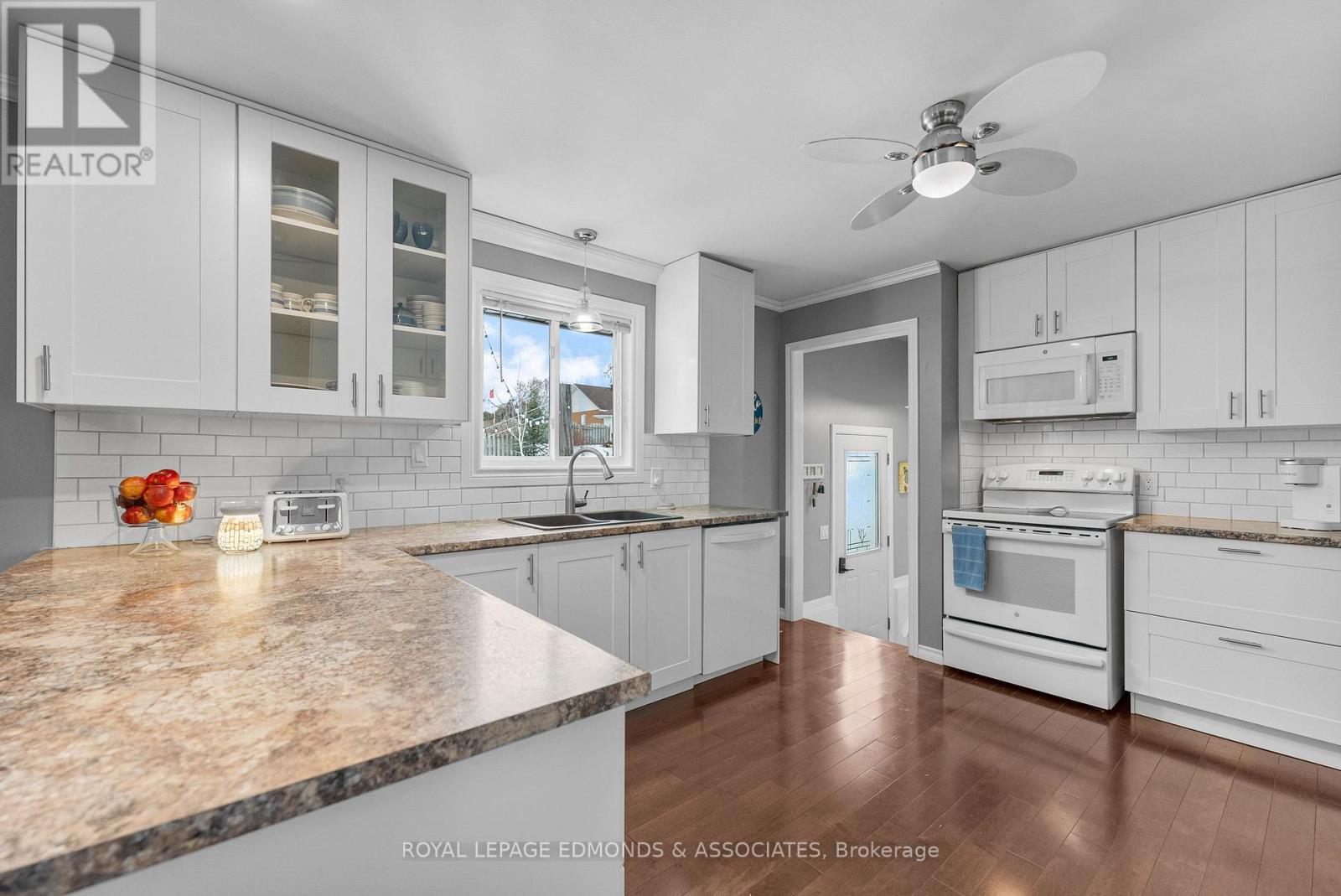 












94 OAK STREET W

,
Laurentian Valley,




Ontario
K8A7R3

