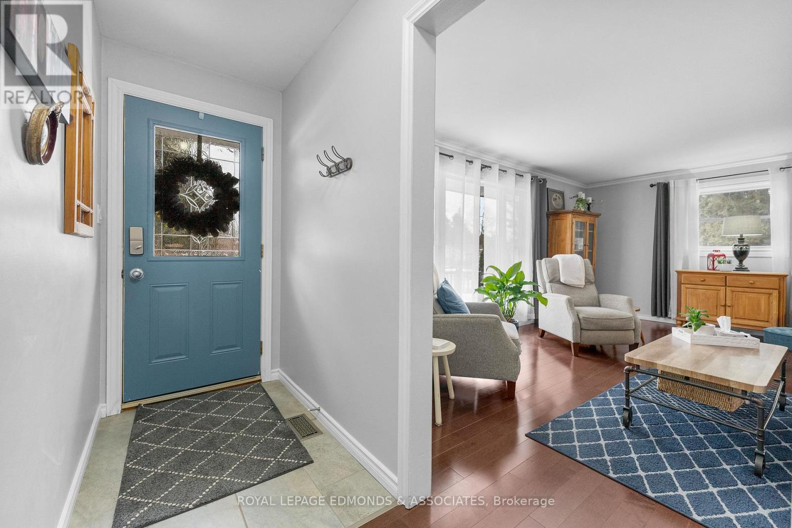 












94 OAK STREET W

,
Laurentian Valley,




Ontario
K8A7R3

