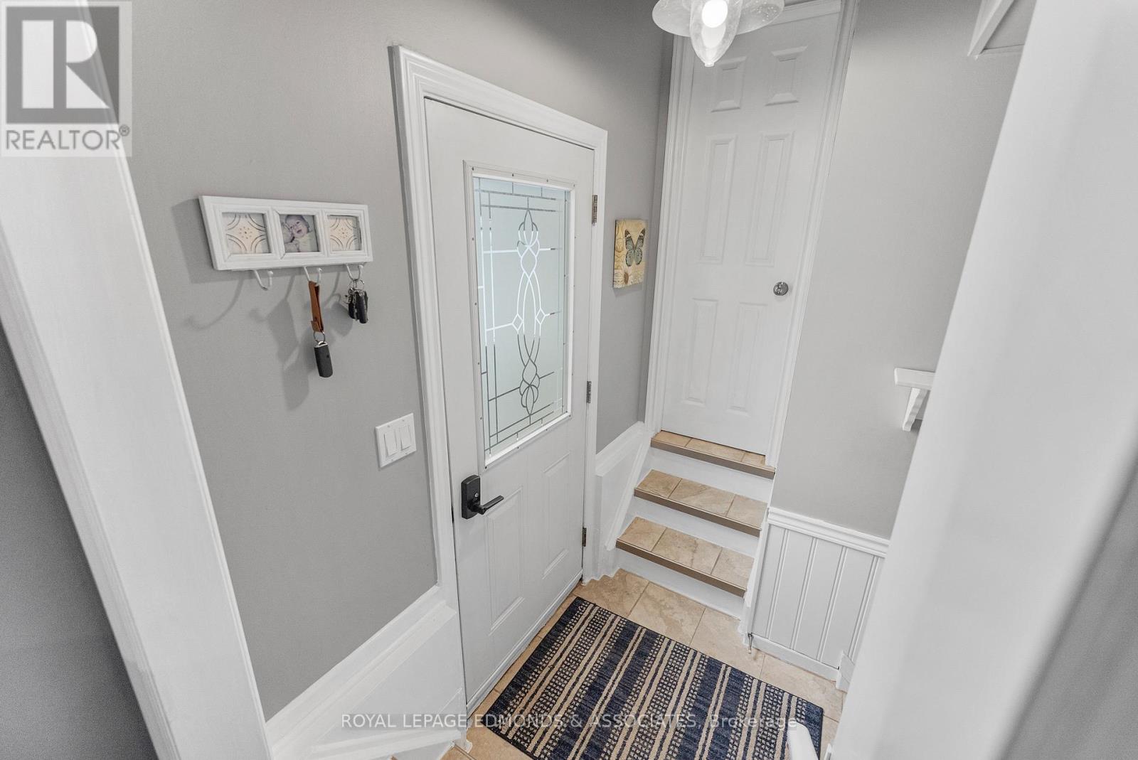 












94 OAK STREET W

,
Laurentian Valley,




Ontario
K8A7R3

