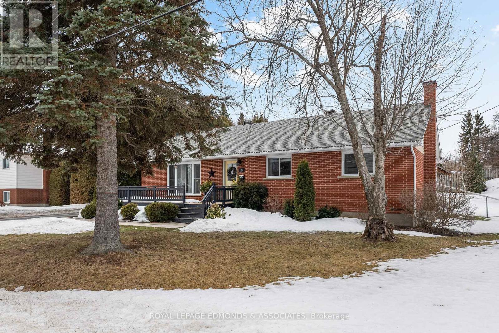 












94 OAK STREET W

,
Laurentian Valley,




Ontario
K8A7R3

