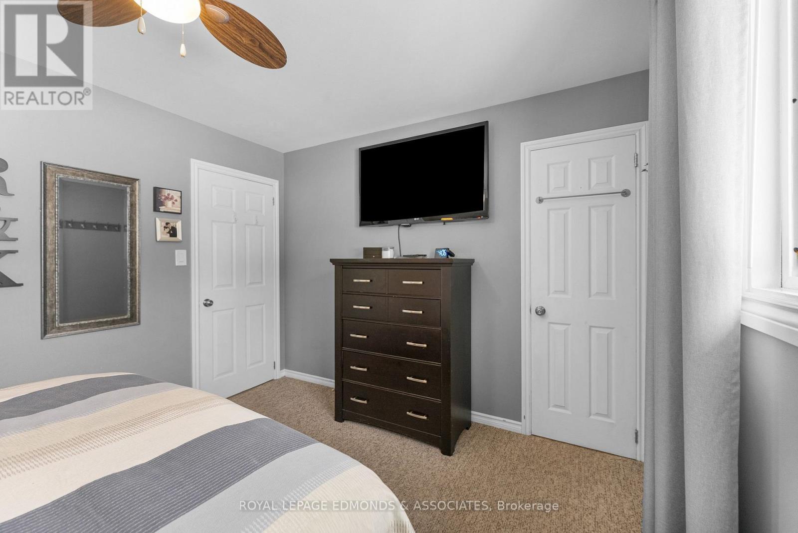 












94 OAK STREET W

,
Laurentian Valley,




Ontario
K8A7R3

