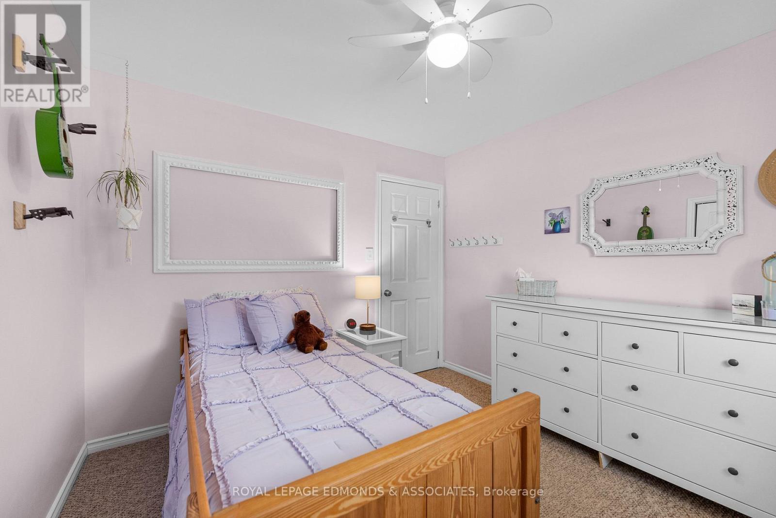 












94 OAK STREET W

,
Laurentian Valley,




Ontario
K8A7R3

