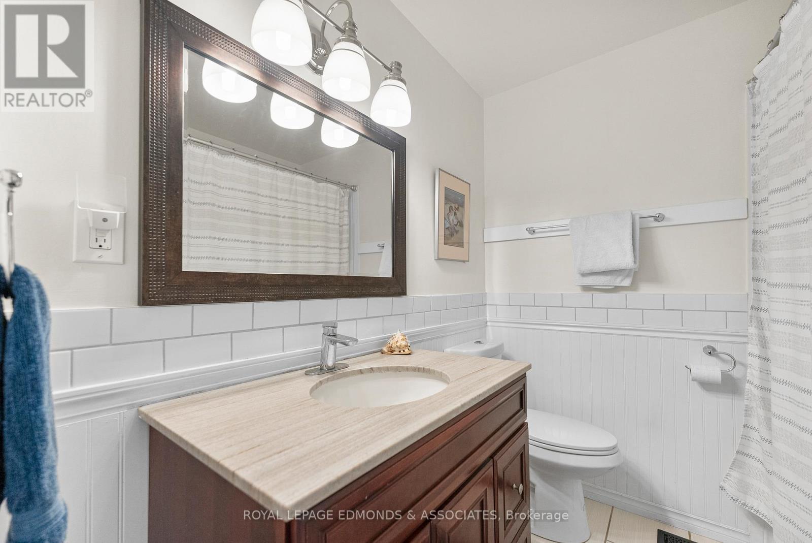 












94 OAK STREET W

,
Laurentian Valley,




Ontario
K8A7R3

