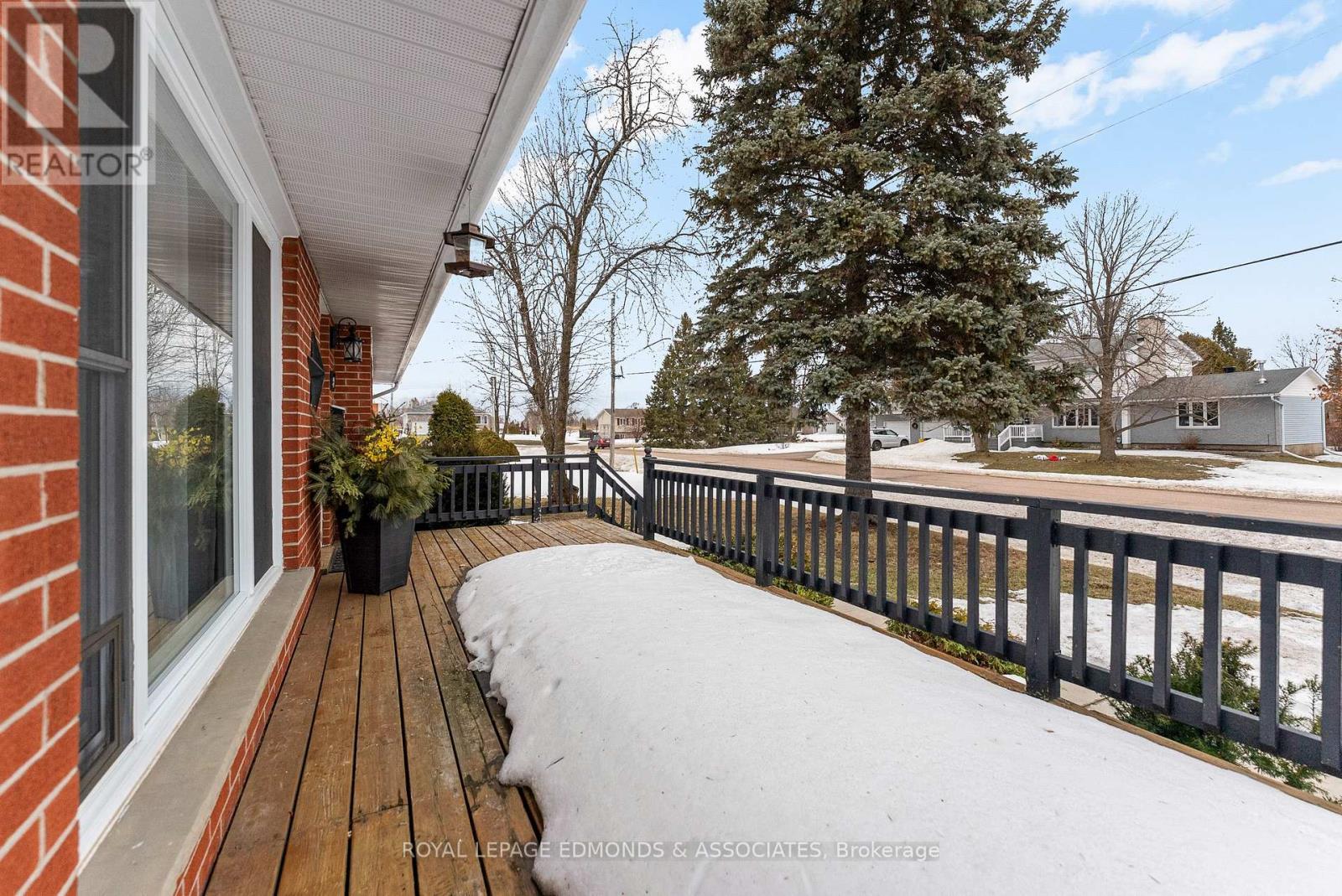 












94 OAK STREET W

,
Laurentian Valley,




Ontario
K8A7R3

