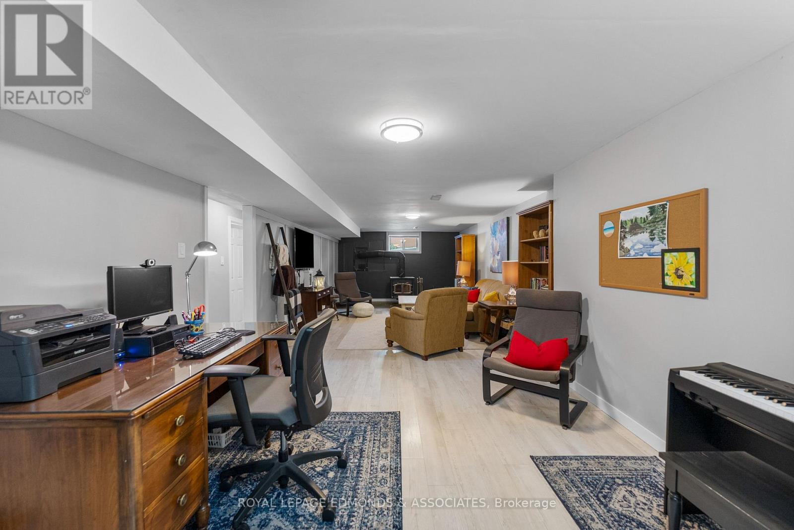 












94 OAK STREET W

,
Laurentian Valley,




Ontario
K8A7R3

