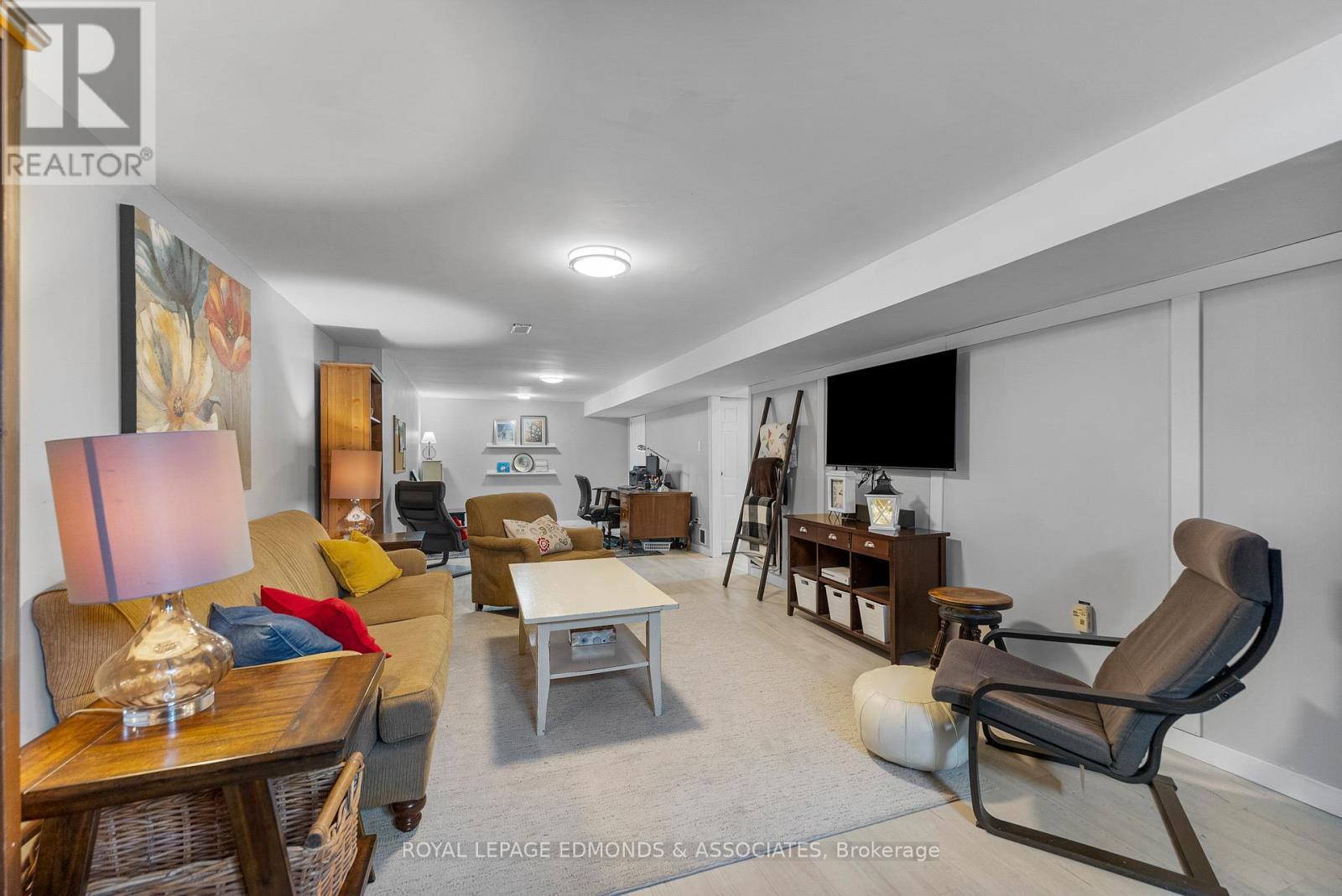 












94 OAK STREET W

,
Laurentian Valley,




Ontario
K8A7R3

