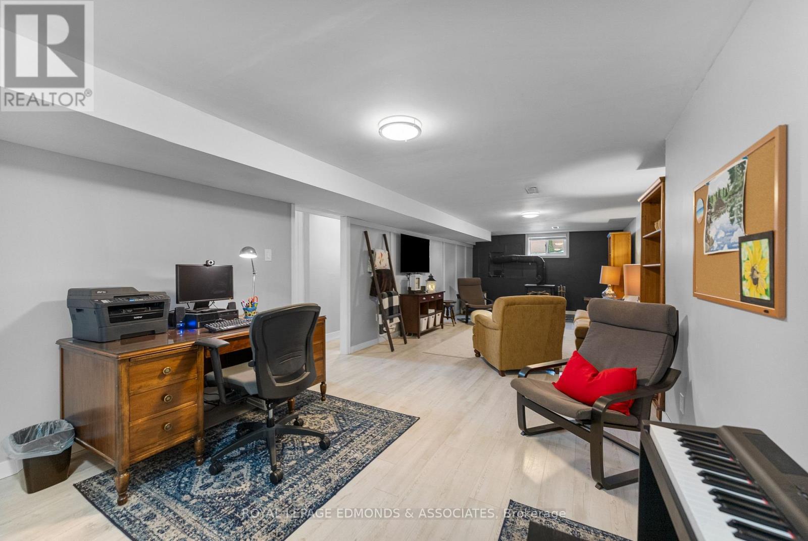 












94 OAK STREET W

,
Laurentian Valley,




Ontario
K8A7R3

