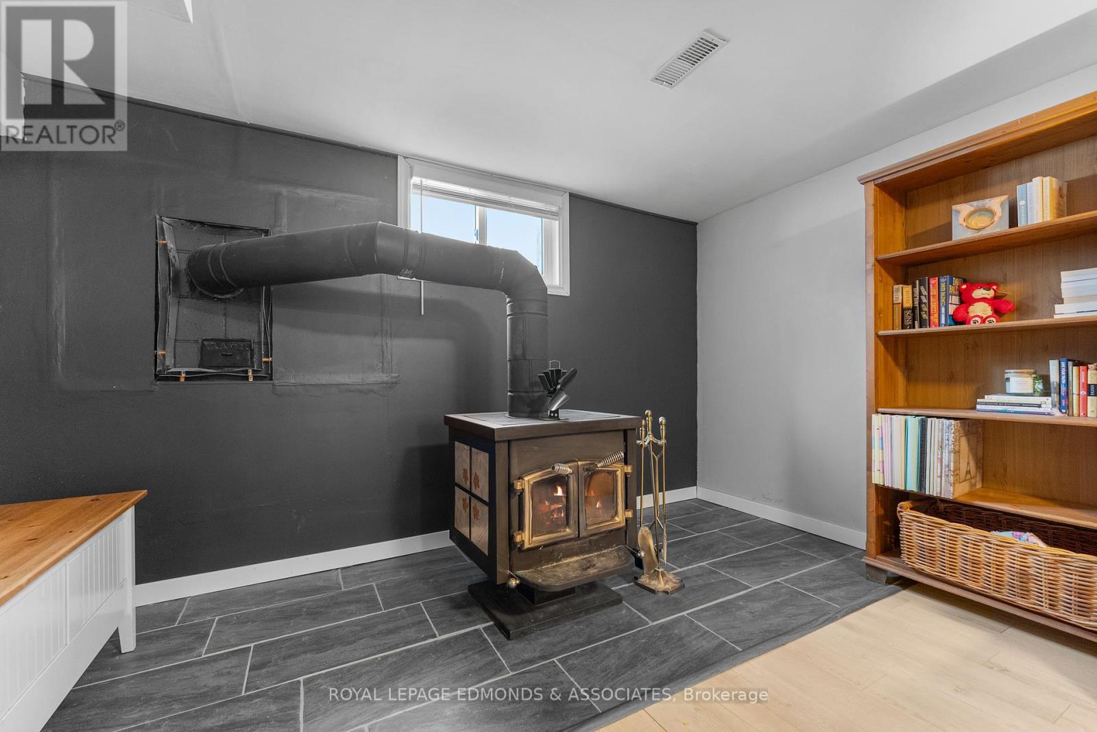 












94 OAK STREET W

,
Laurentian Valley,




Ontario
K8A7R3

