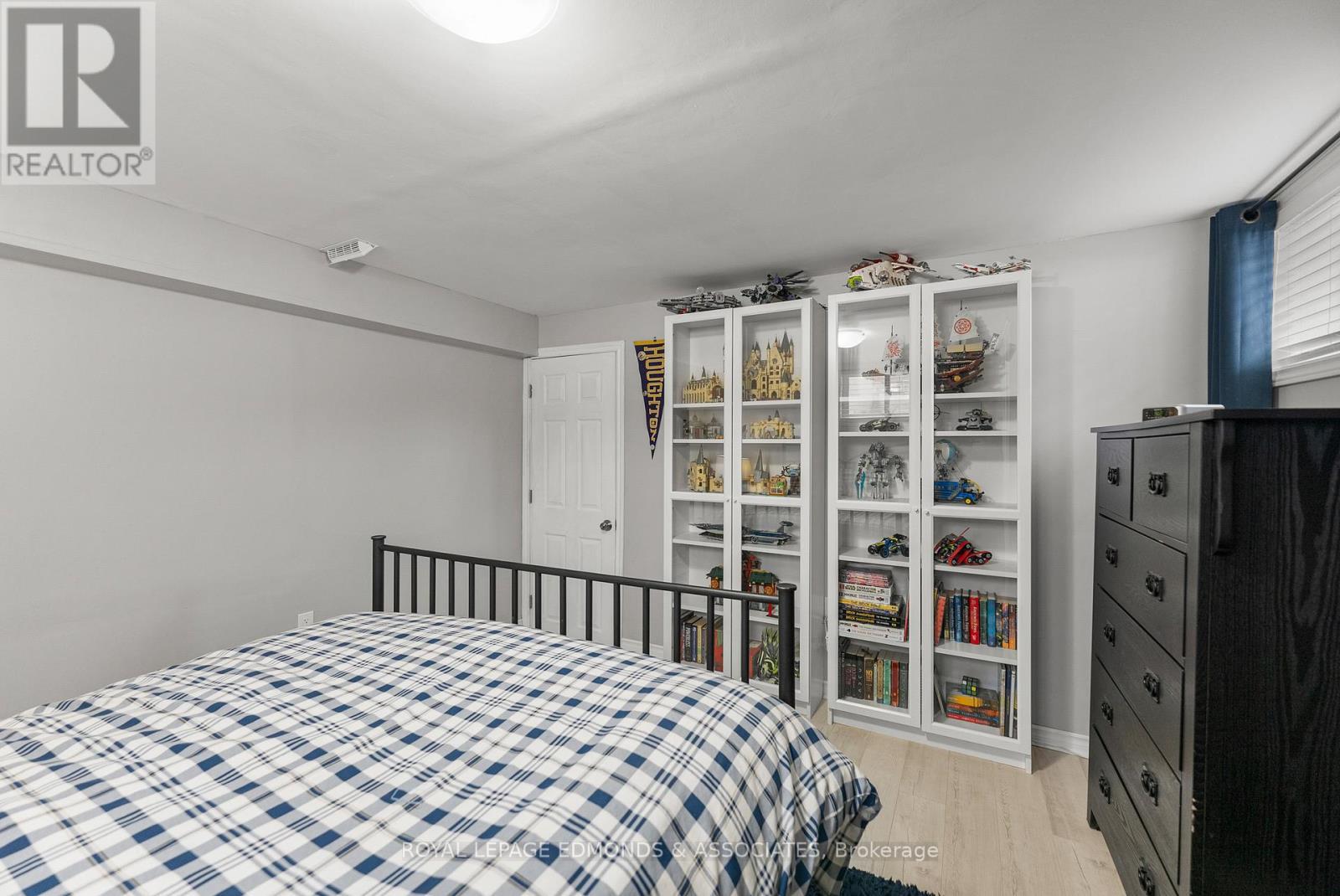 












94 OAK STREET W

,
Laurentian Valley,




Ontario
K8A7R3

