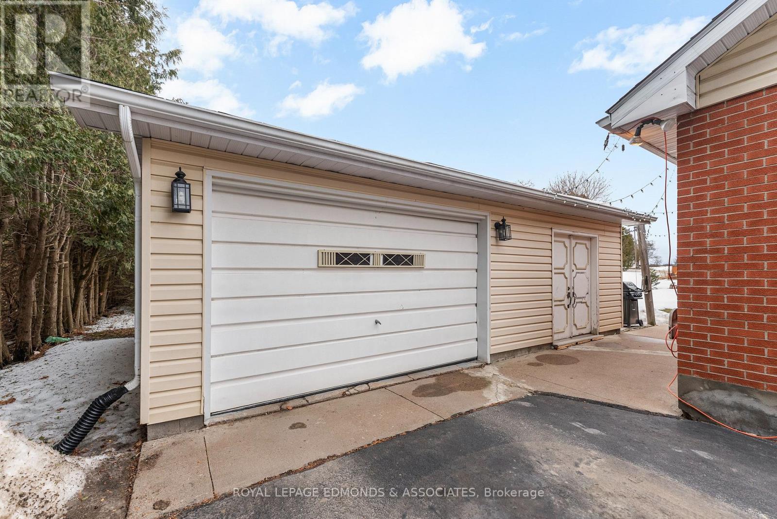 












94 OAK STREET W

,
Laurentian Valley,




Ontario
K8A7R3

