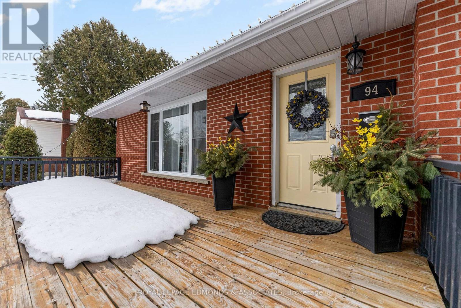 












94 OAK STREET W

,
Laurentian Valley,




Ontario
K8A7R3

